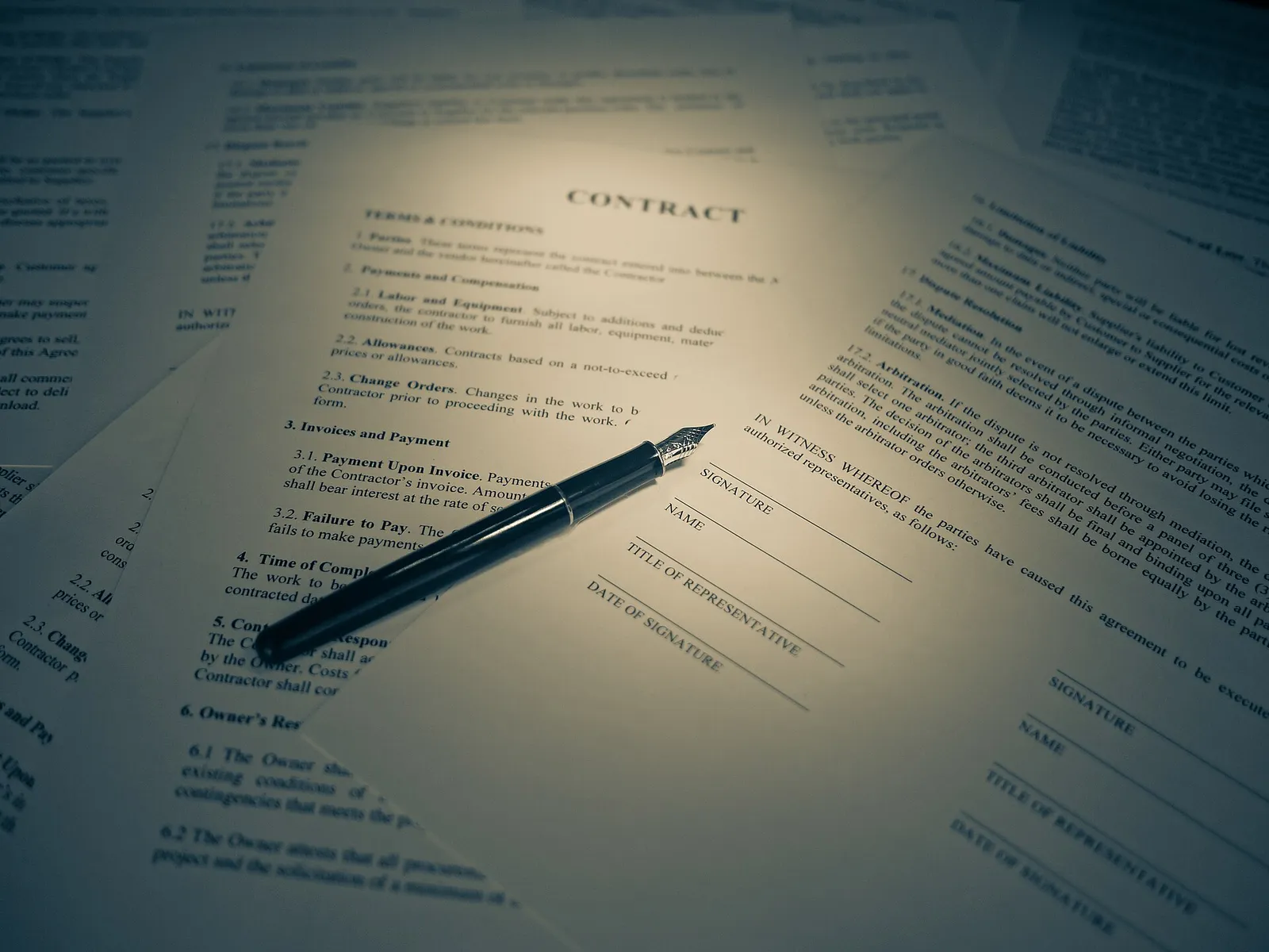 Een contract met handtekening (archiefbeeld, ter illustratie)