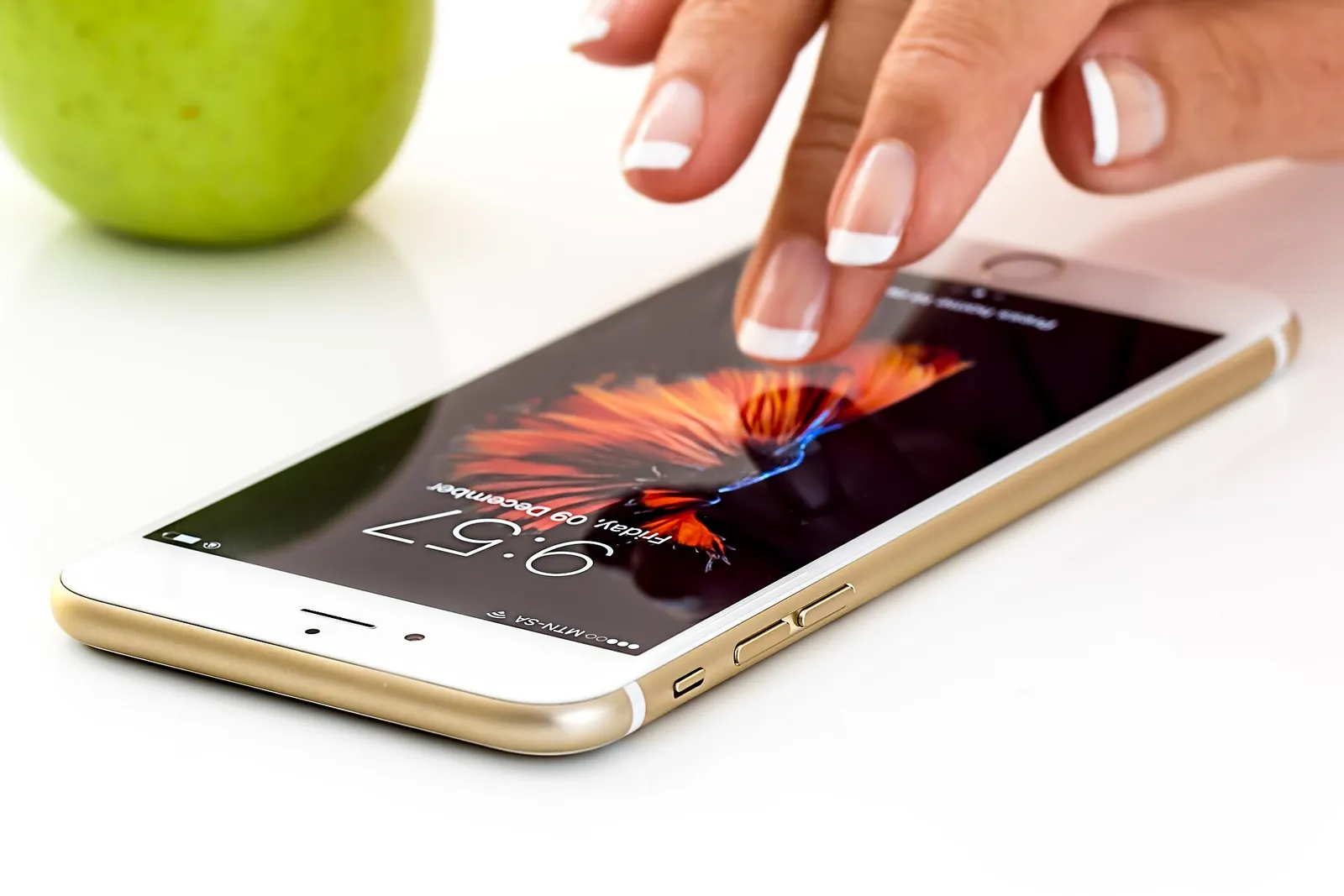 Een hand met een smartphone (ter illustratie)
