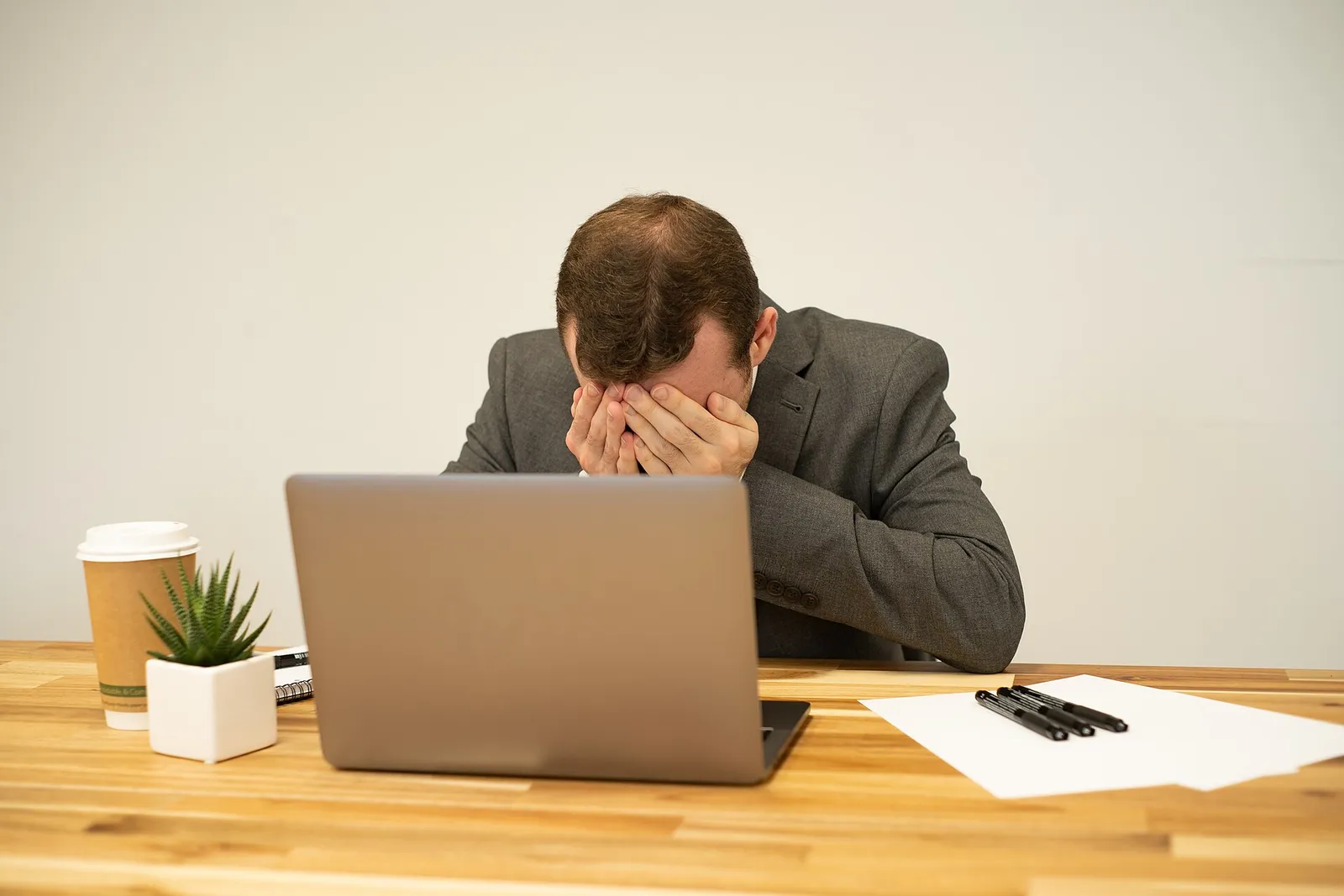 Een werknemer met stress op het werk (ter illustratie)