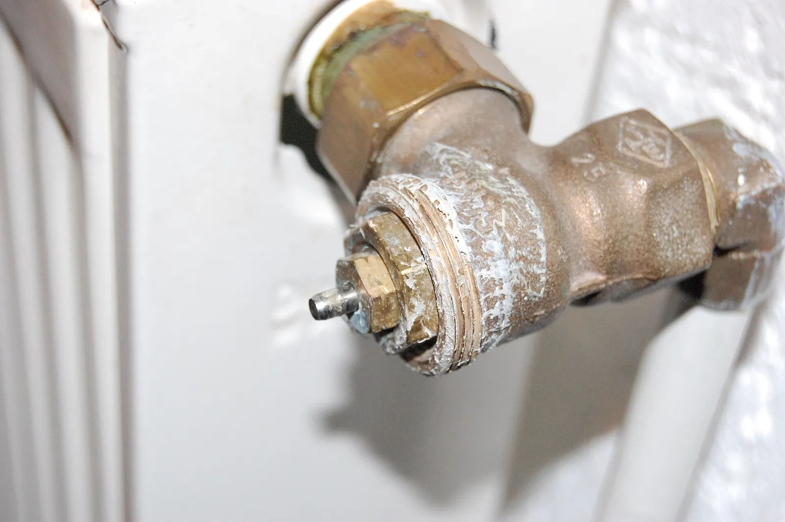 Een thermostaatknop op een radiator (archiefbeeld)