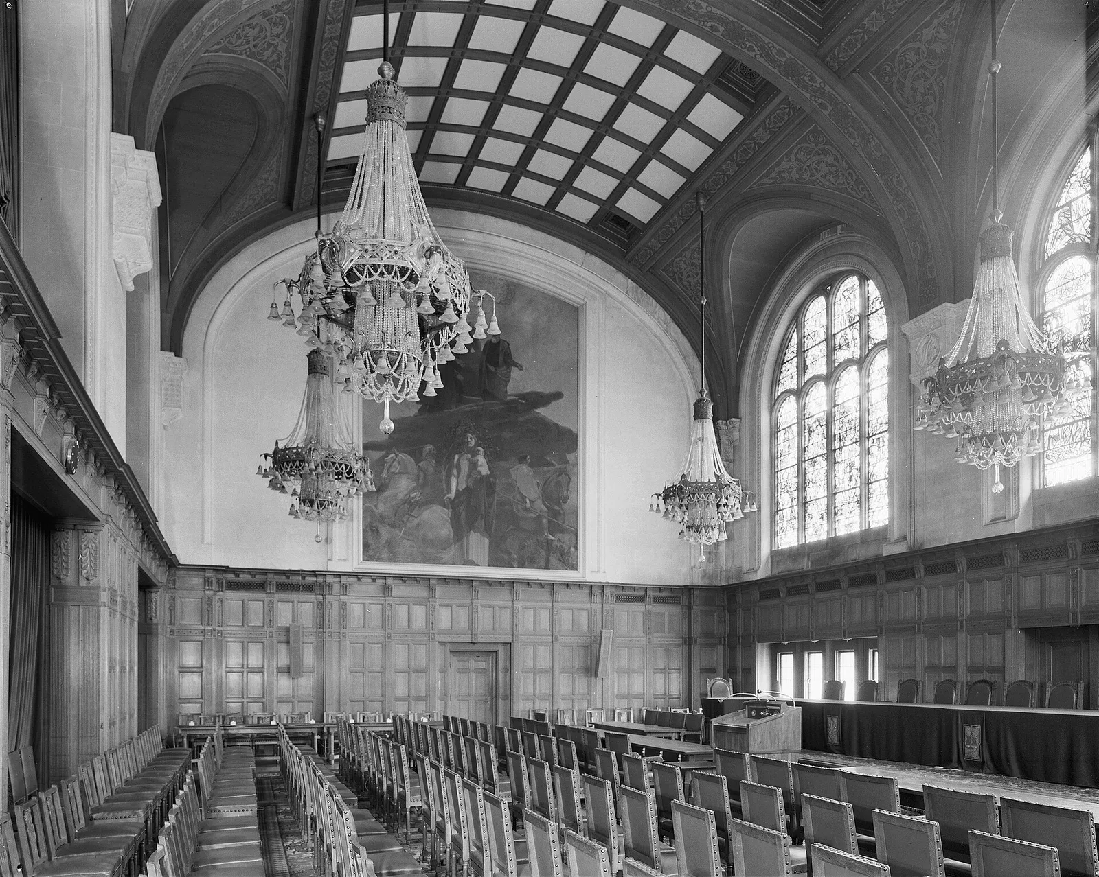 Interieur van een grote rechtszaal (archiefbeeld)