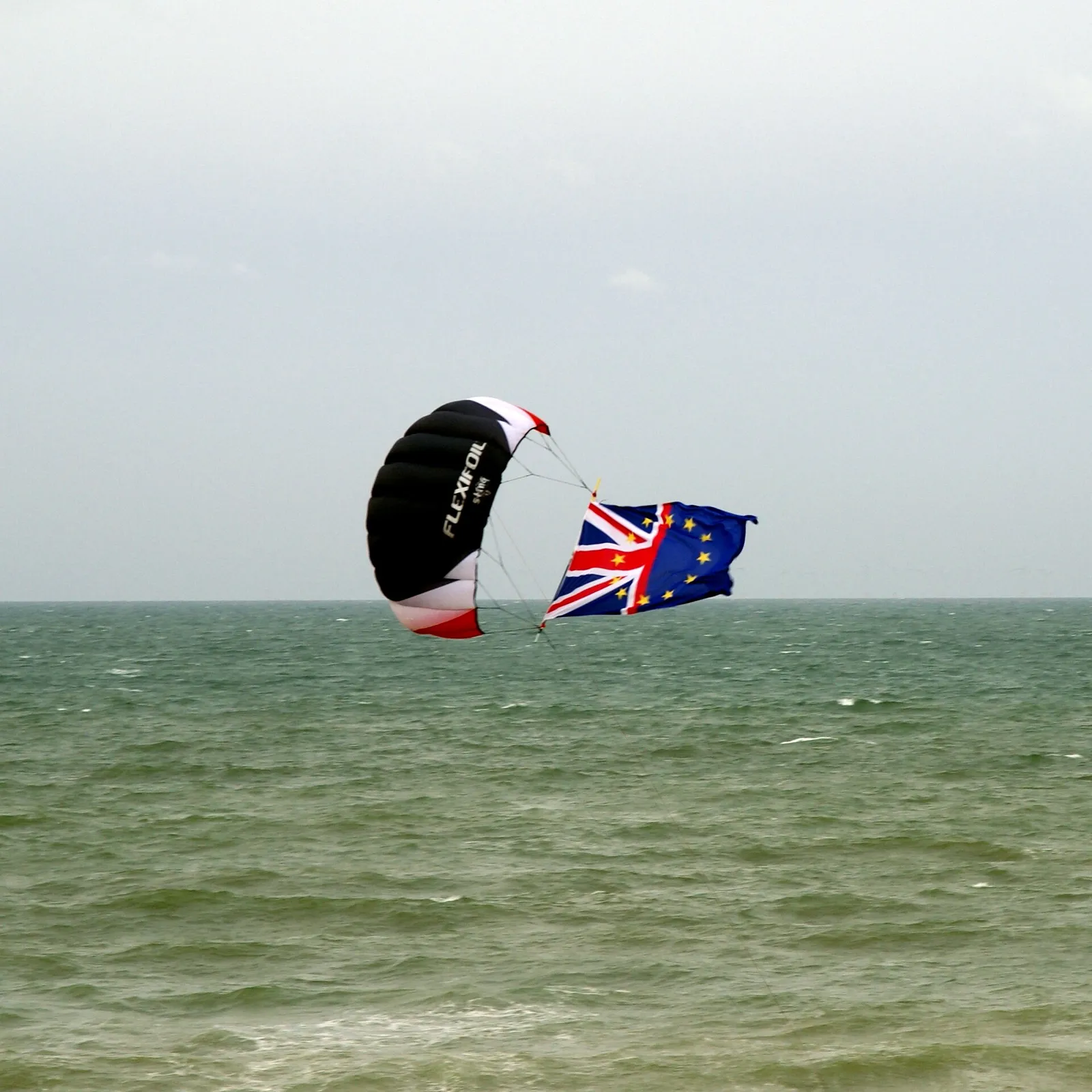Een Union Jack en een EU-vlag naast elkaar (archiefbeeld, ter illustratie)