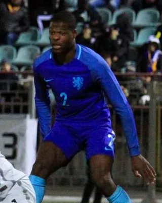 Denzel Dumfries in actie