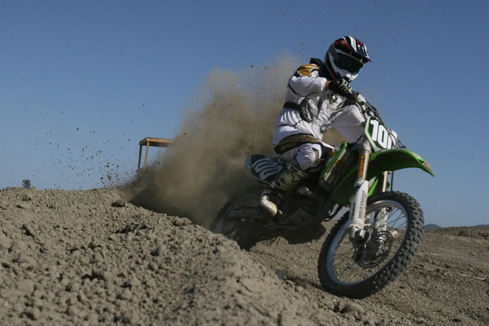 Een crossmotor in actie (archiefbeeld)