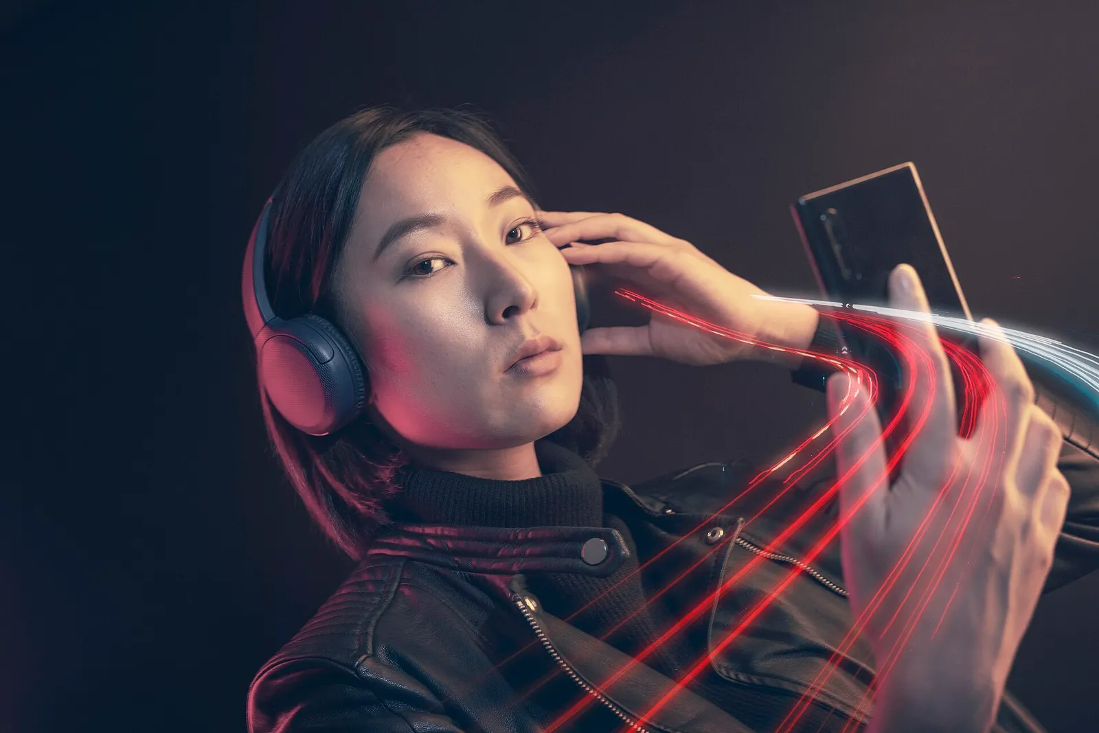 Iemand luistert muziek via een smartphone (ter illustratie)