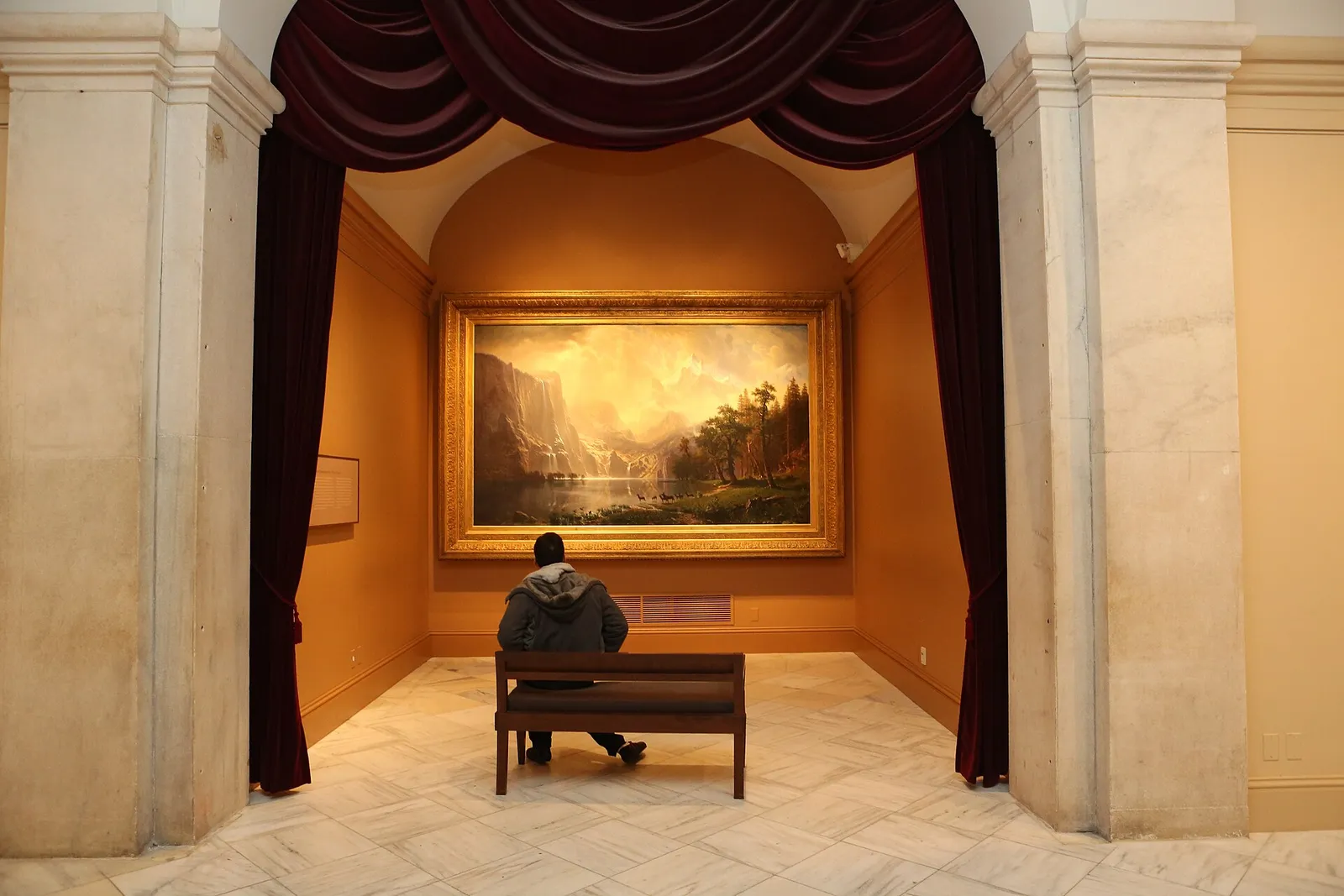 Bezoekers in een museumzaal (archiefbeeld, ter illustratie)