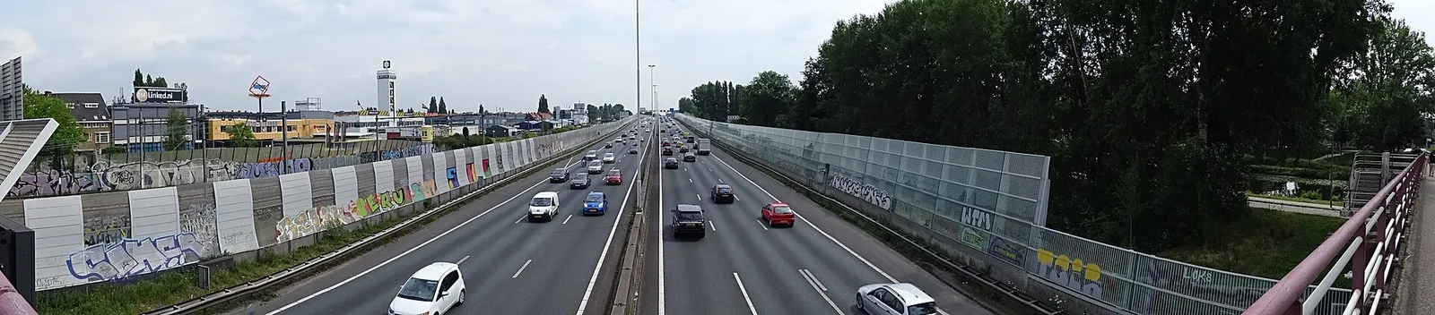 Een viaduct over een snelweg