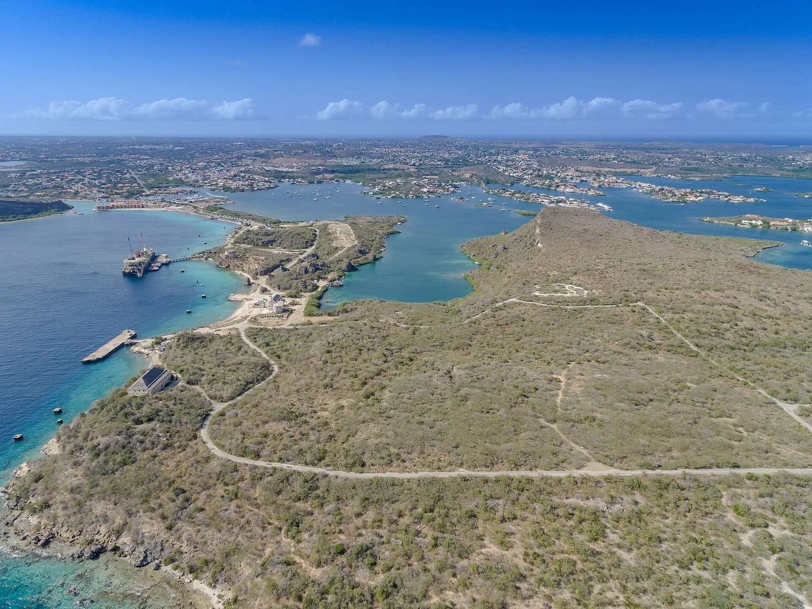 Luchtfoto van het eiland Curaçao (archiefbeeld)