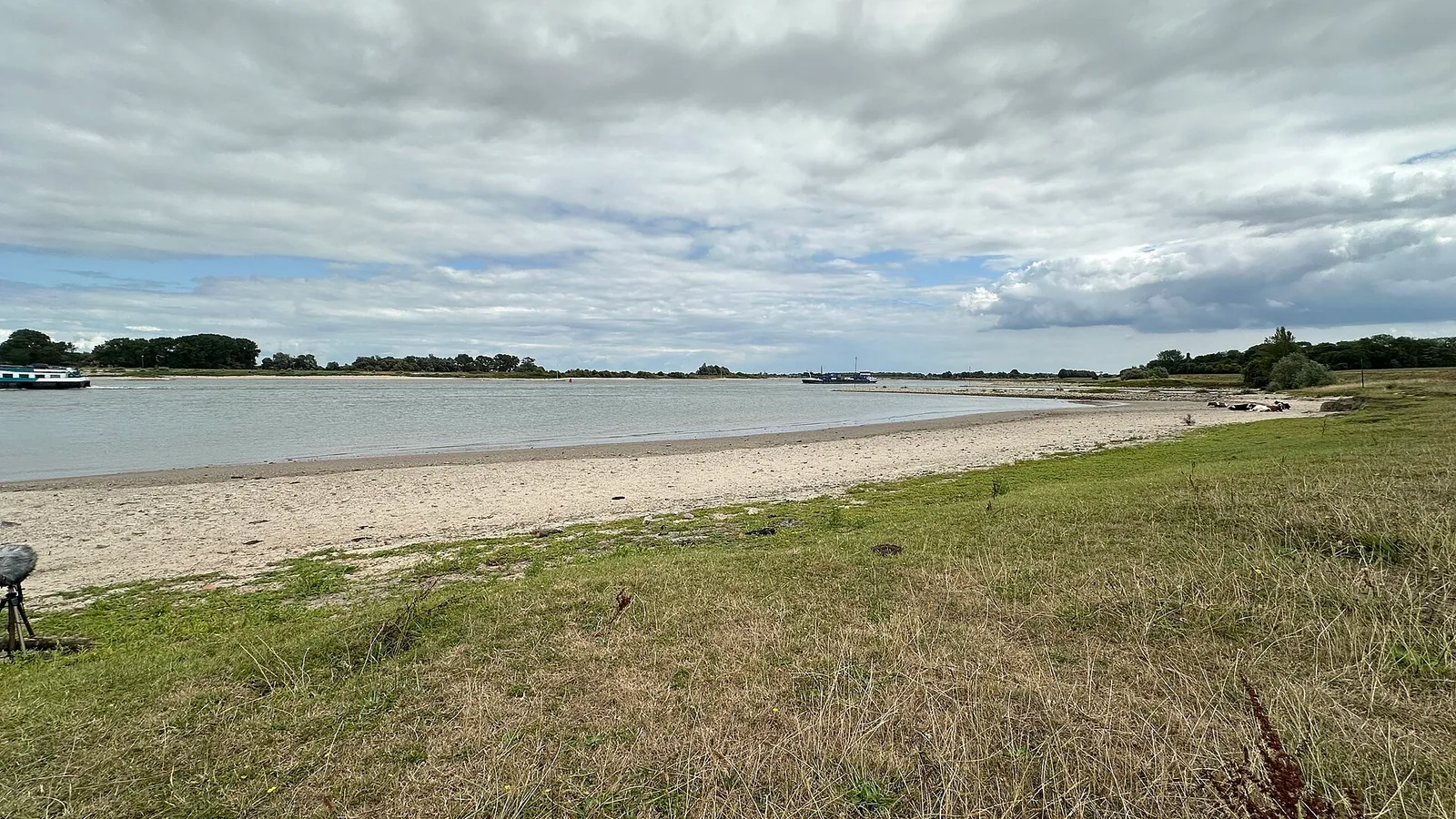 De Waal, een tak van de Rijn, bij Rossum in Gelderland (archiefbeeld)