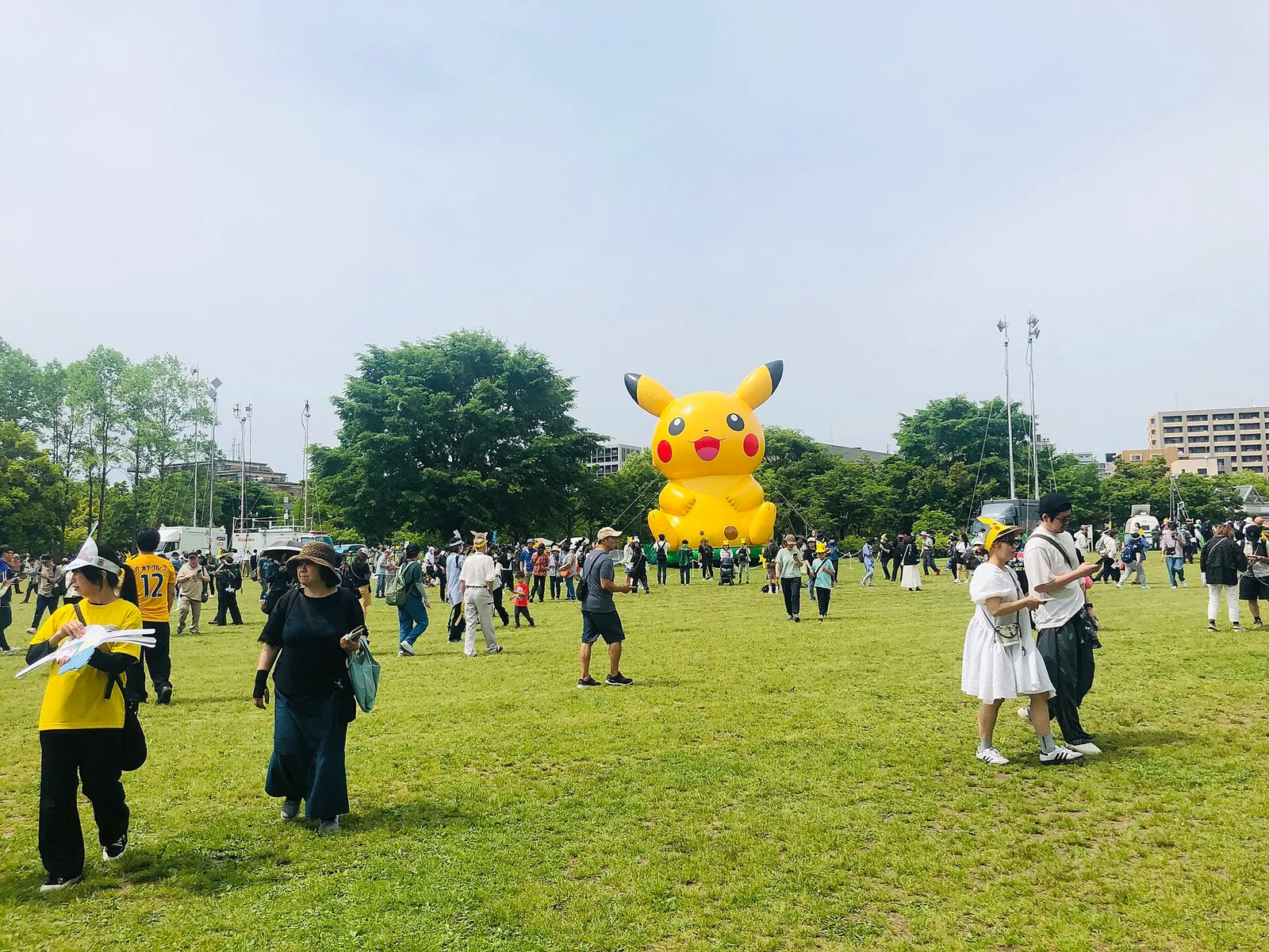 Mensen spelen Pokémon Go in een park (archiefbeeld)