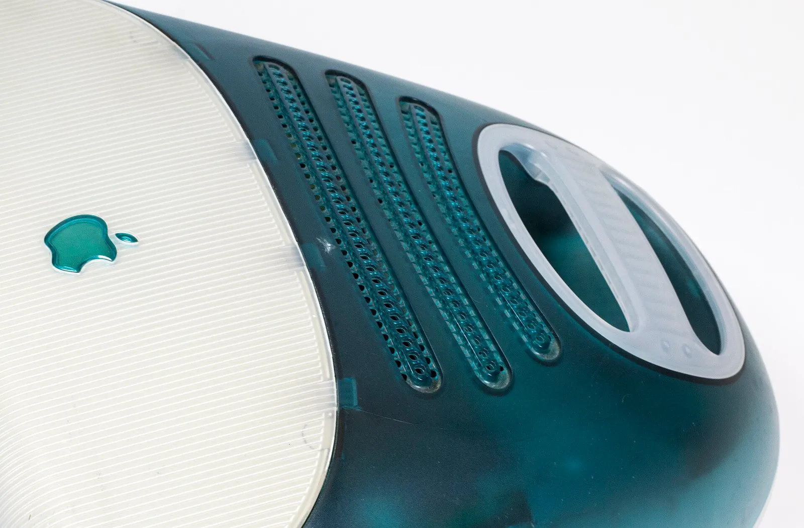 Detail van de doorschijnende, Bondi-blauwe iMac G3 uit 1998
