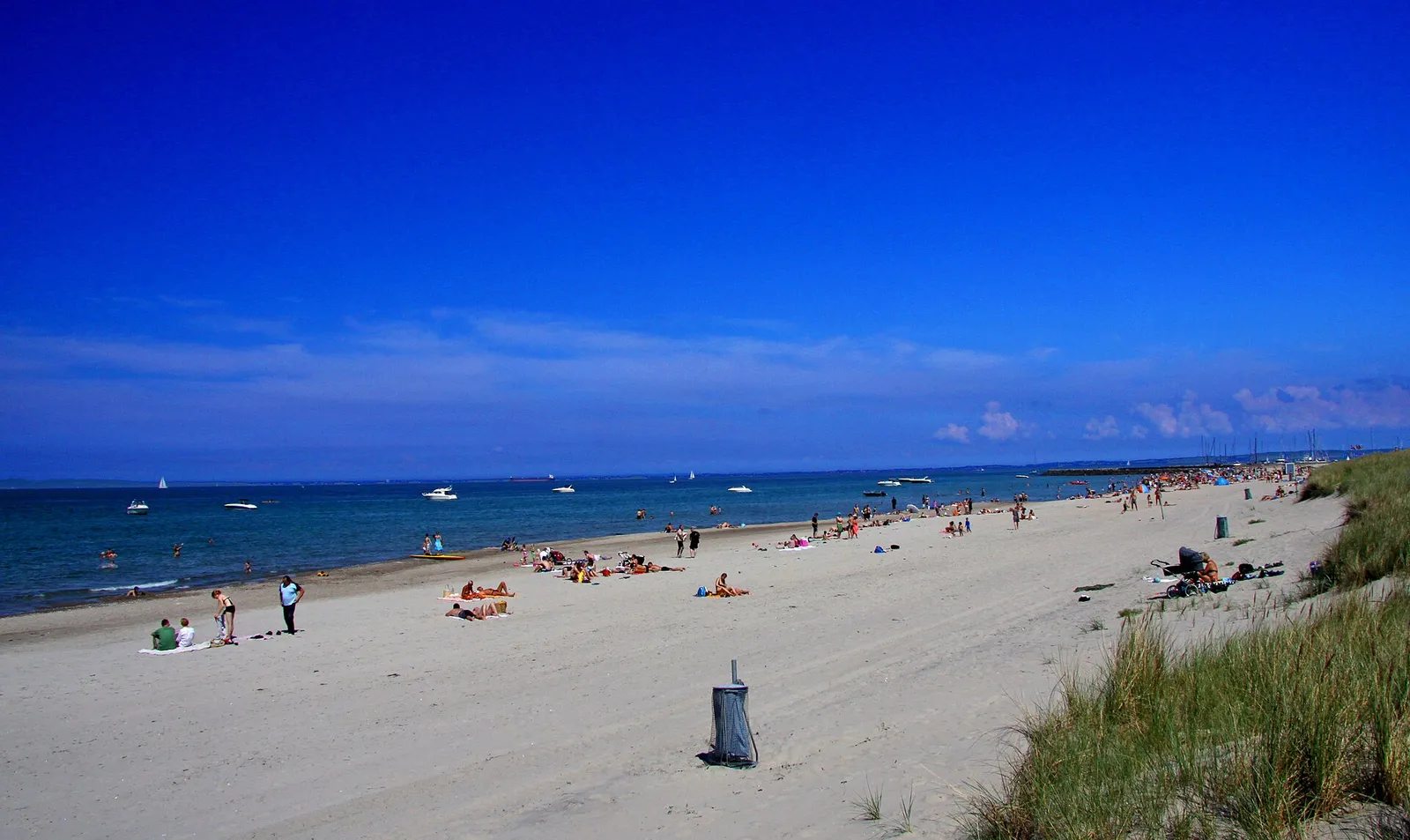 Een strand op een zonnige dag (ter illustratie)