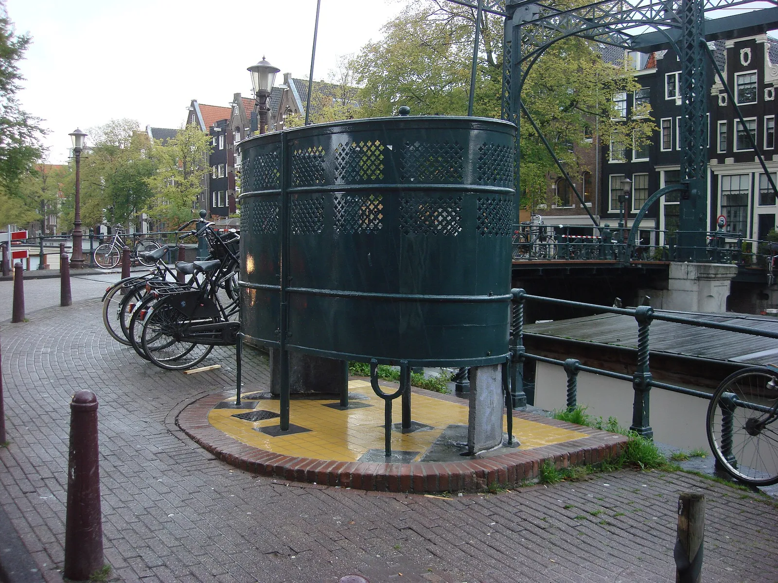 Een openbaar urinoir (plaskrul) in Amsterdam