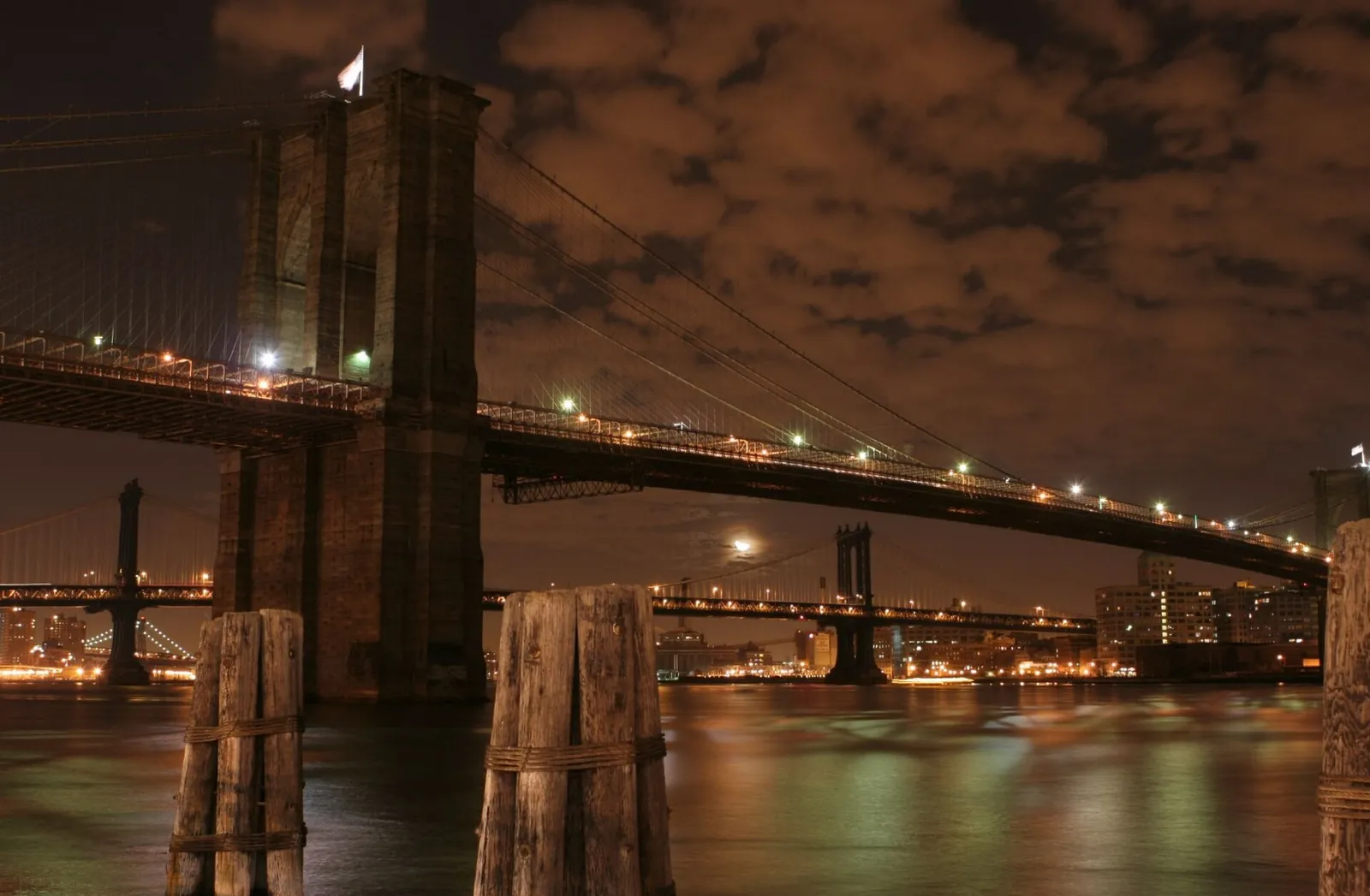 De Brooklyn Bridge in New York bij avond