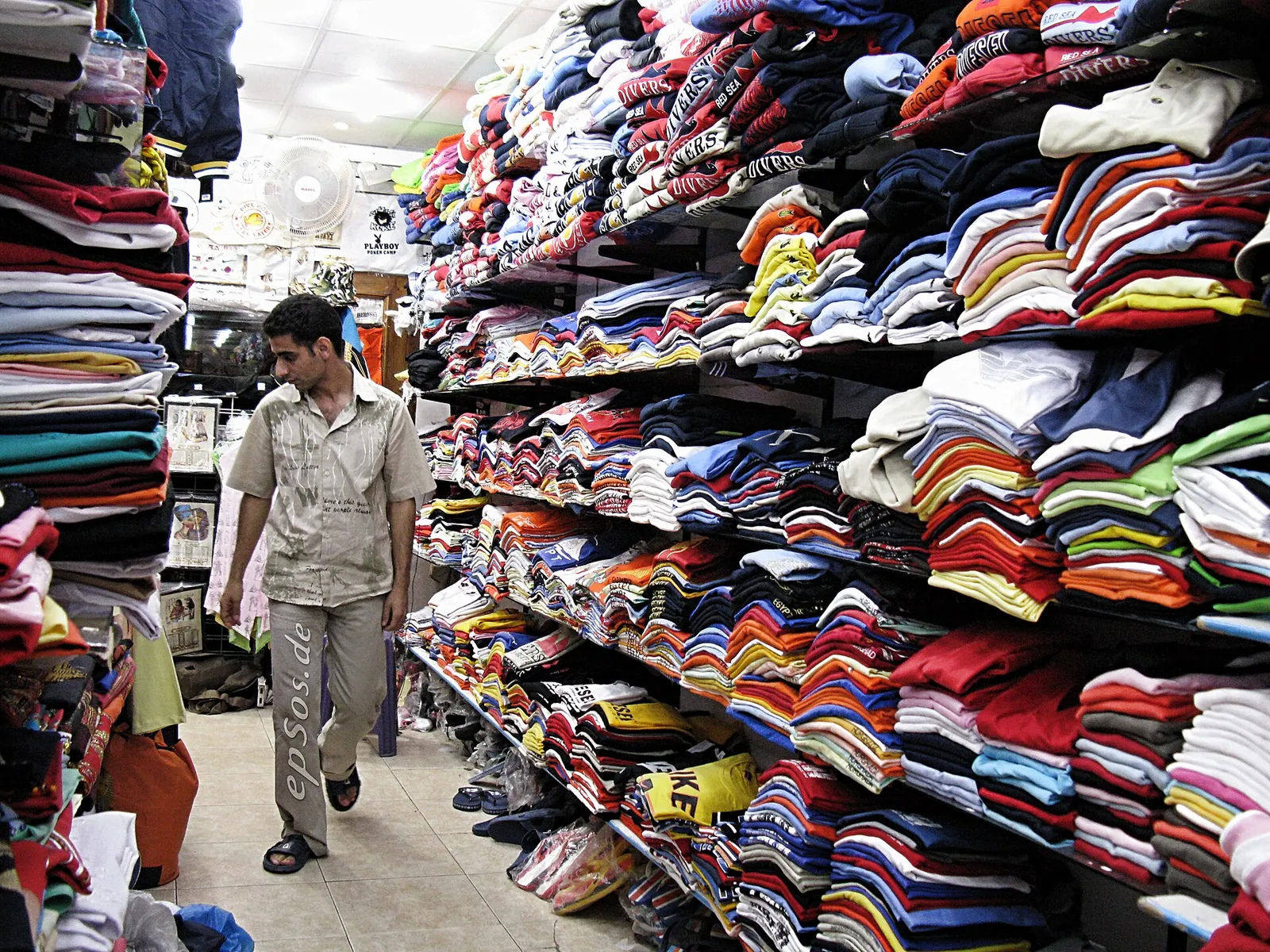 Kleding in een winkel (archiefbeeld, ter illustratie)