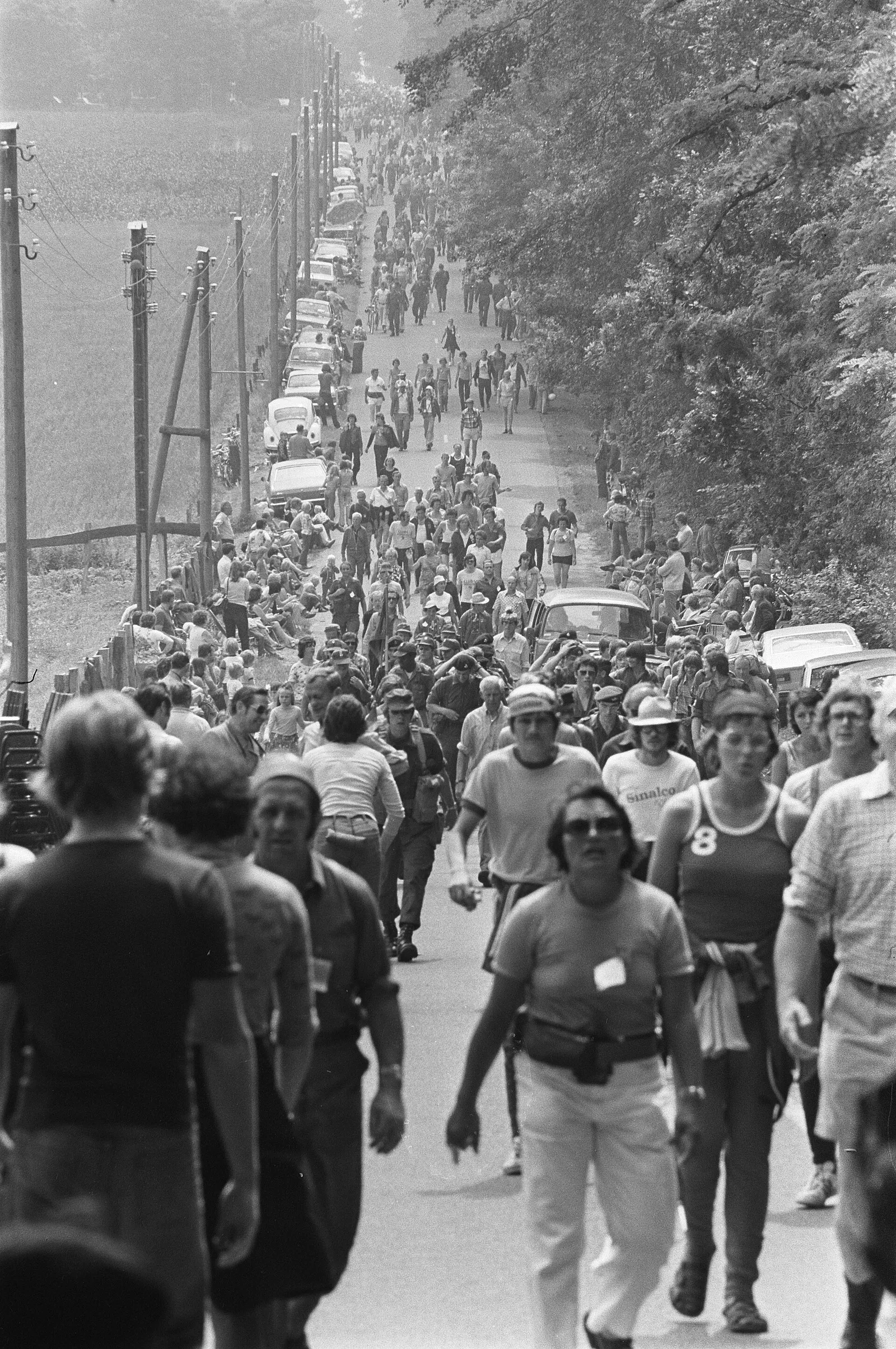 Een drukke stoet wandelaars tijdens een wandeltocht (archiefbeeld)