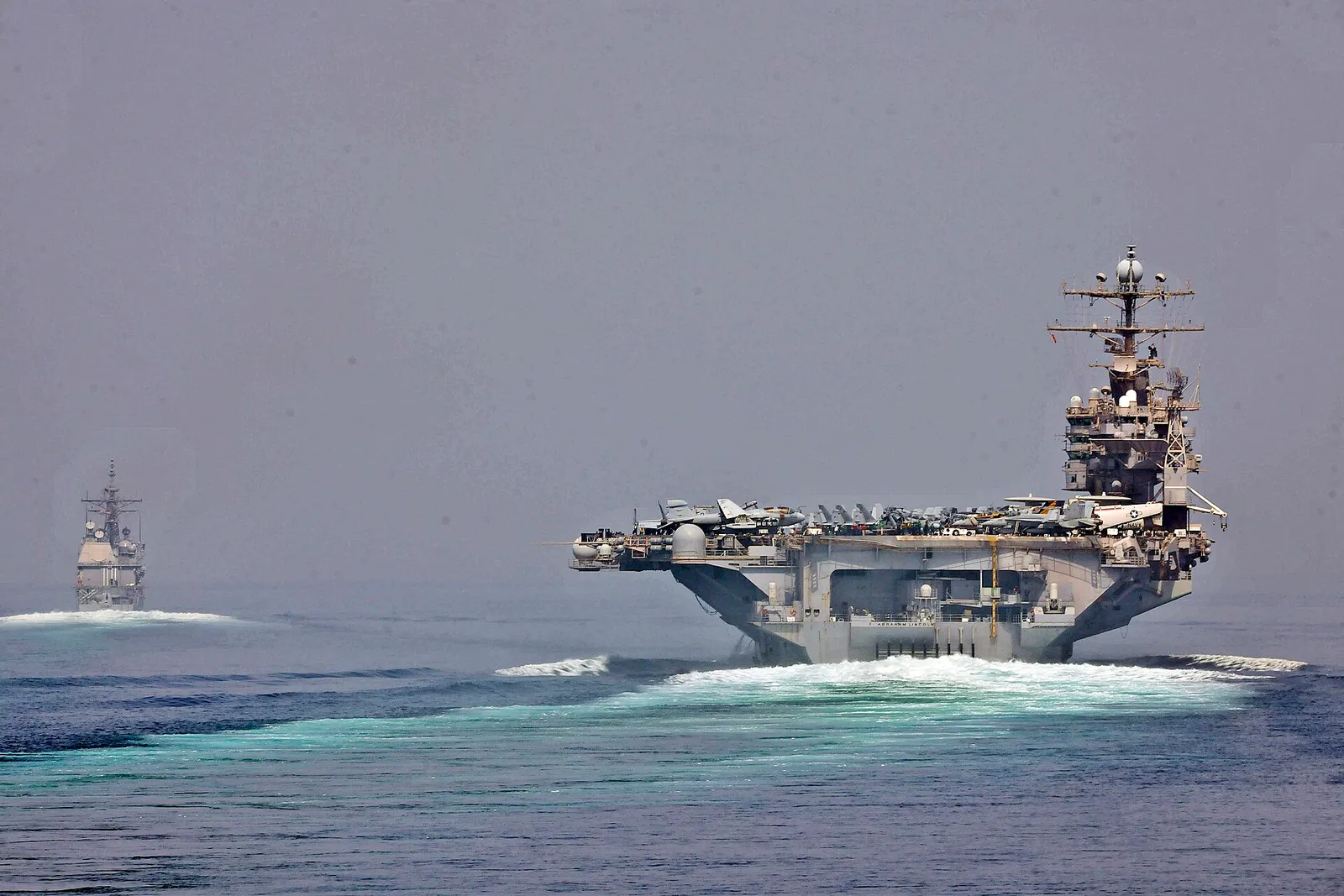 Amerikaanse marineschepen varen door de Straat van Hormuz (archiefbeeld)