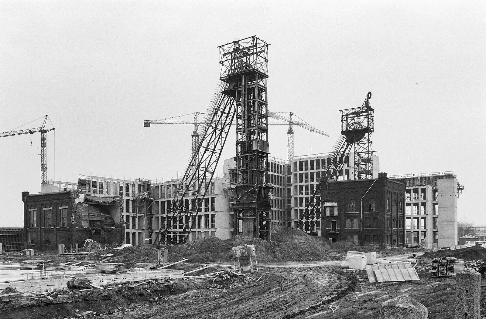 Schachtbok en gebouwen van een voormalige Limburgse steenkoolmijn (ter illustratie)