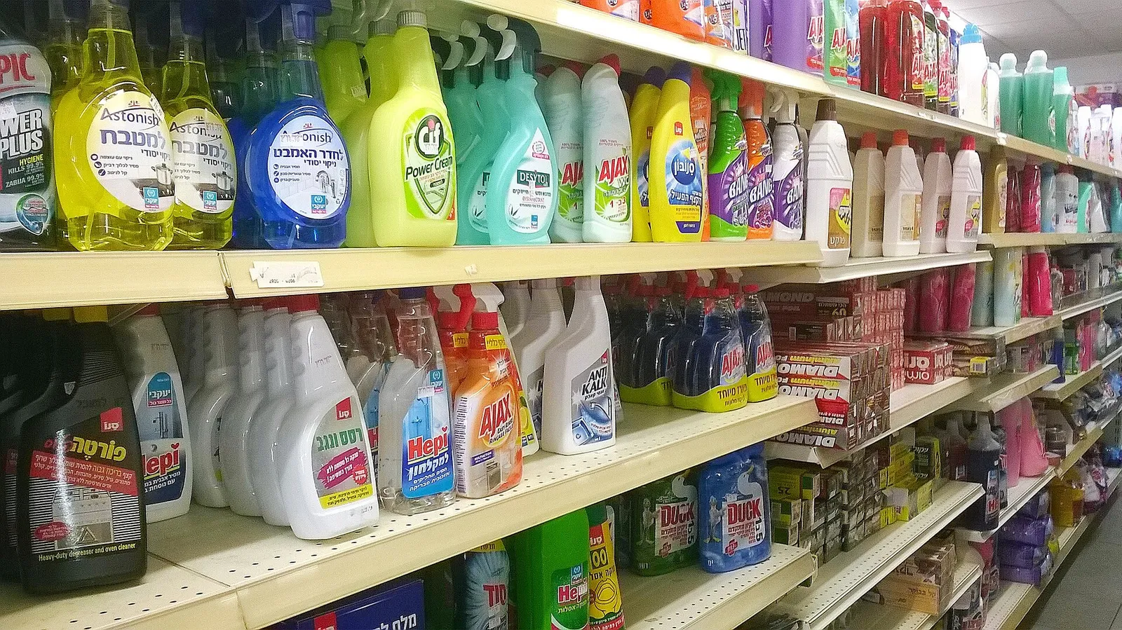 Schoonmaakmiddelen in een supermarktschap (archiefbeeld, ter illustratie)
