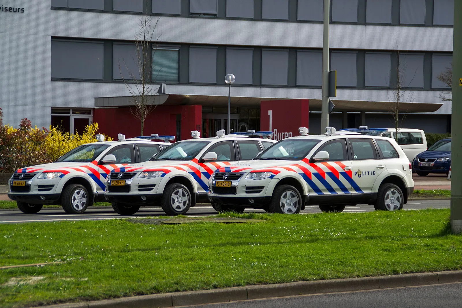 Nederlandse politievoertuigen bij een veiligheidsoperatie (archiefbeeld, ter illustratie)