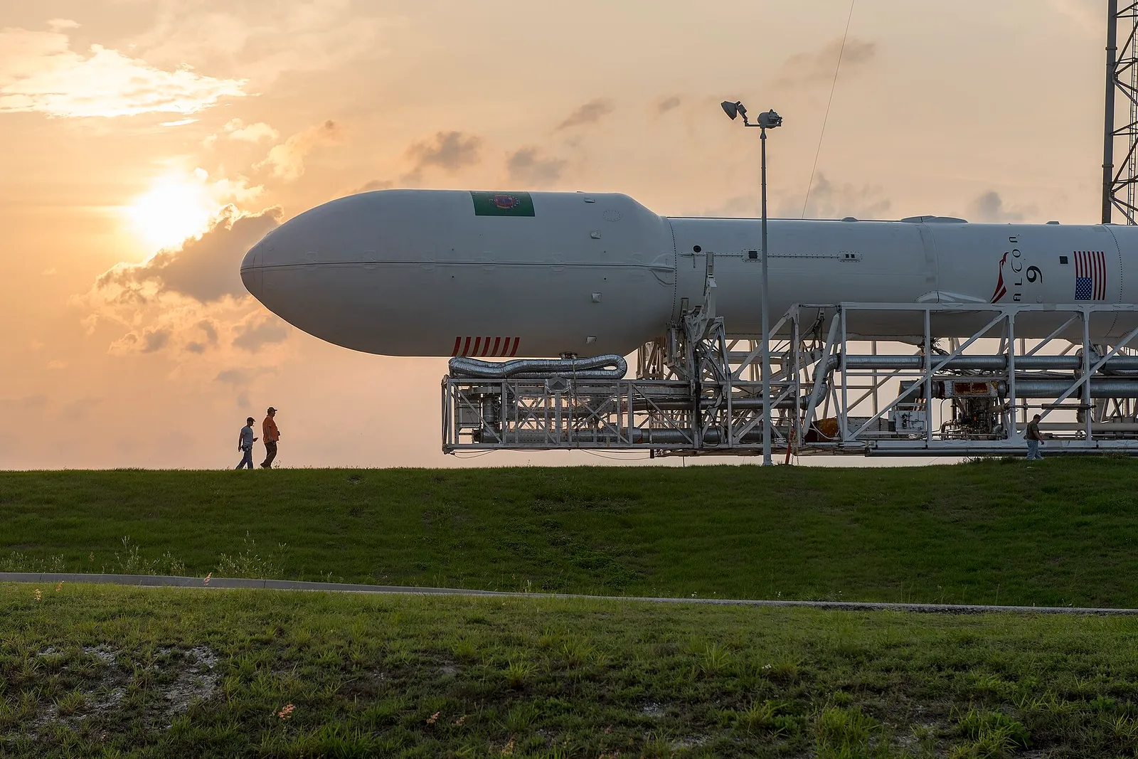 Een Falcon 9-raket van SpaceX wordt naar het lanceerplatform gereden