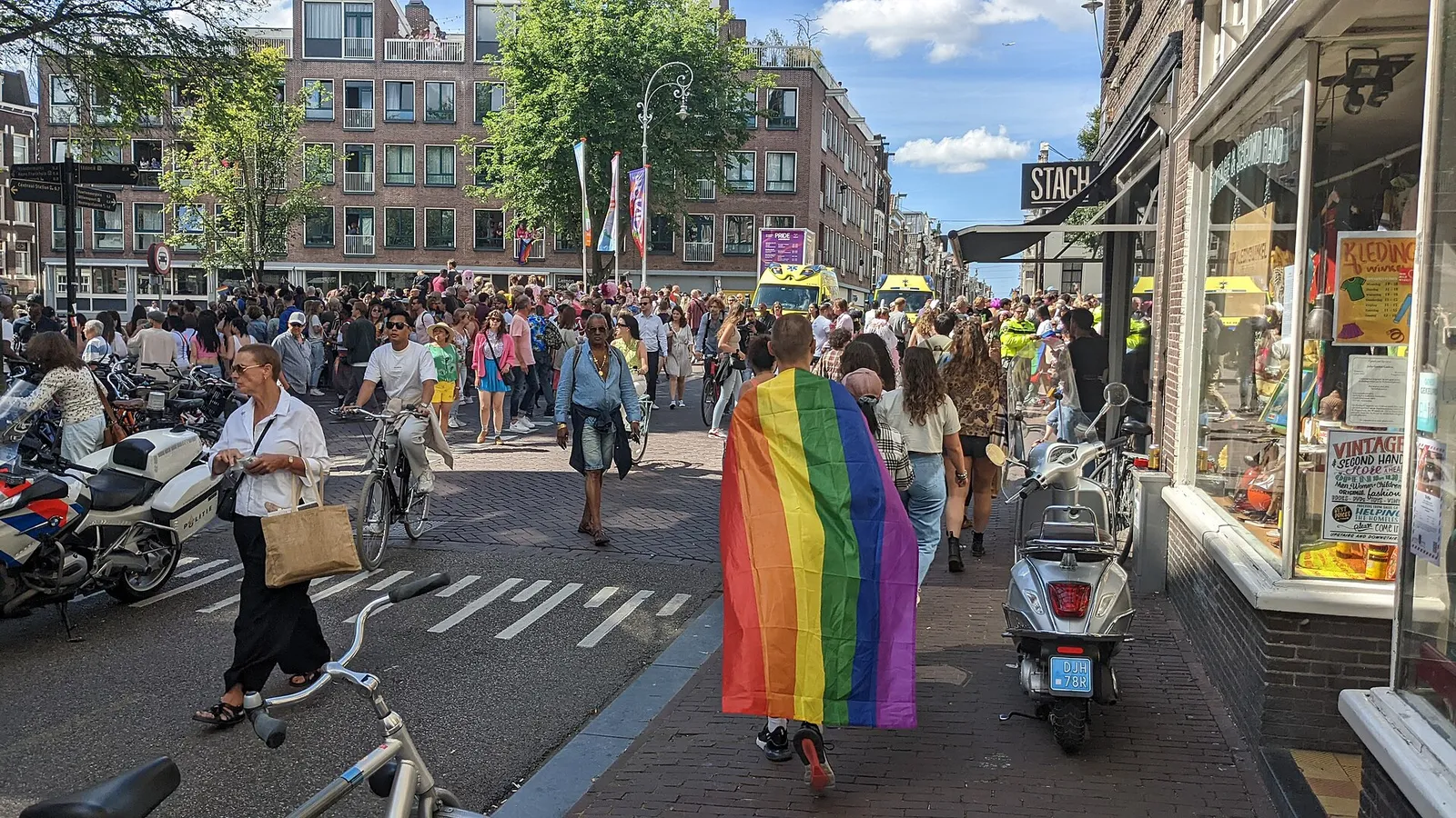 Regenboogvlaggen tijdens een pride-viering (archiefbeeld, ter illustratie)