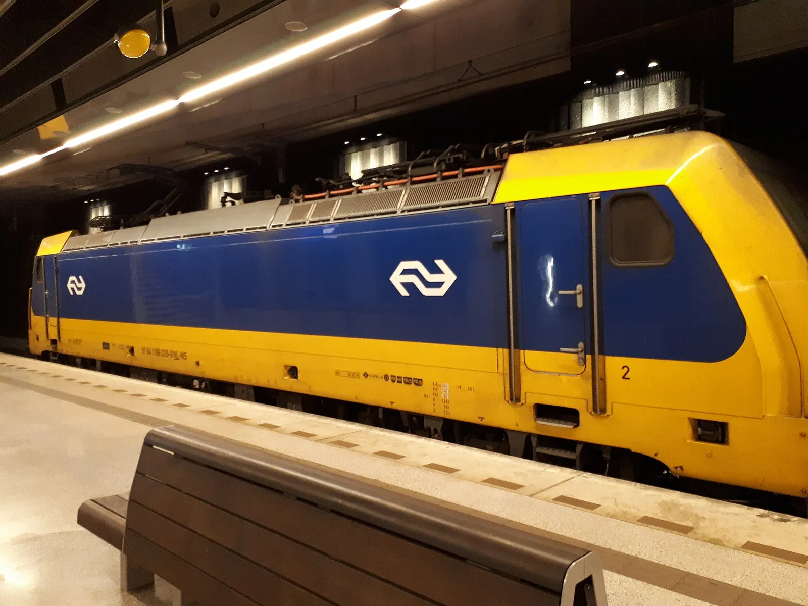 Een trein van de NS op een perron (archiefbeeld)