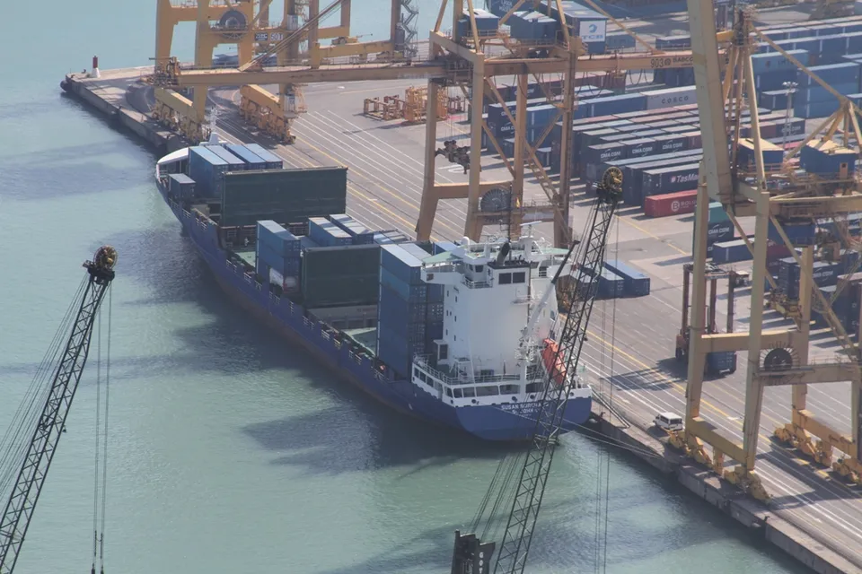 Een containerschip aan een terminal (archiefbeeld, ter illustratie)