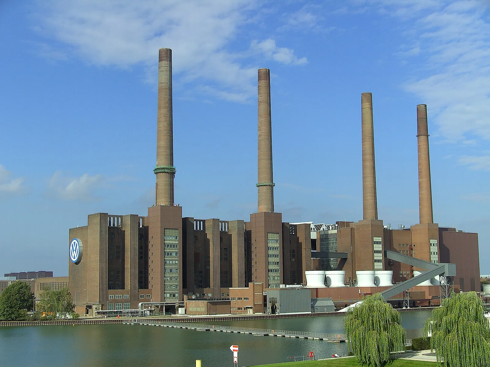 De Volkswagen-fabriek in Wolfsburg (archiefbeeld)