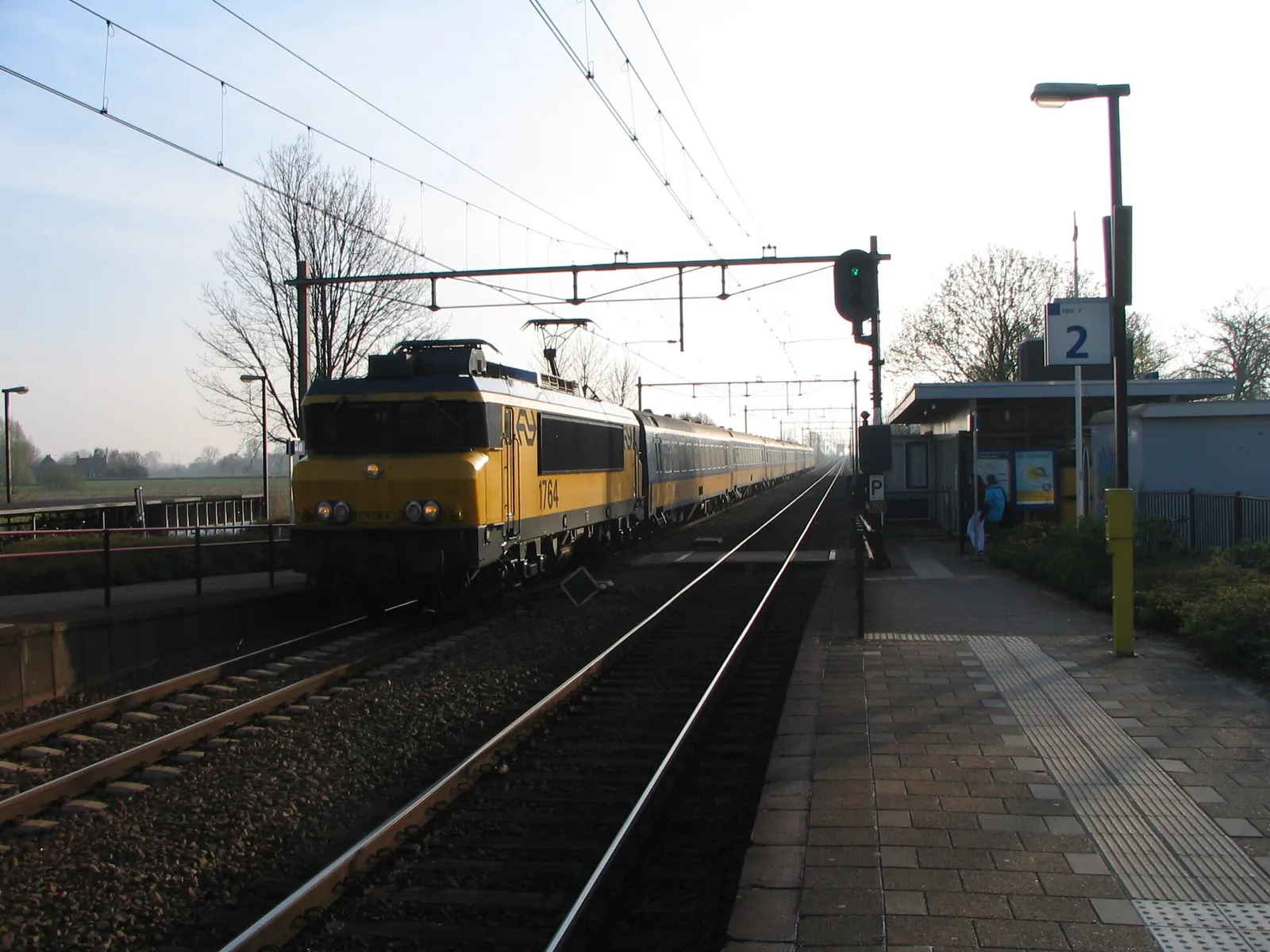 Een passerende NS-intercity bij een station (archiefbeeld)