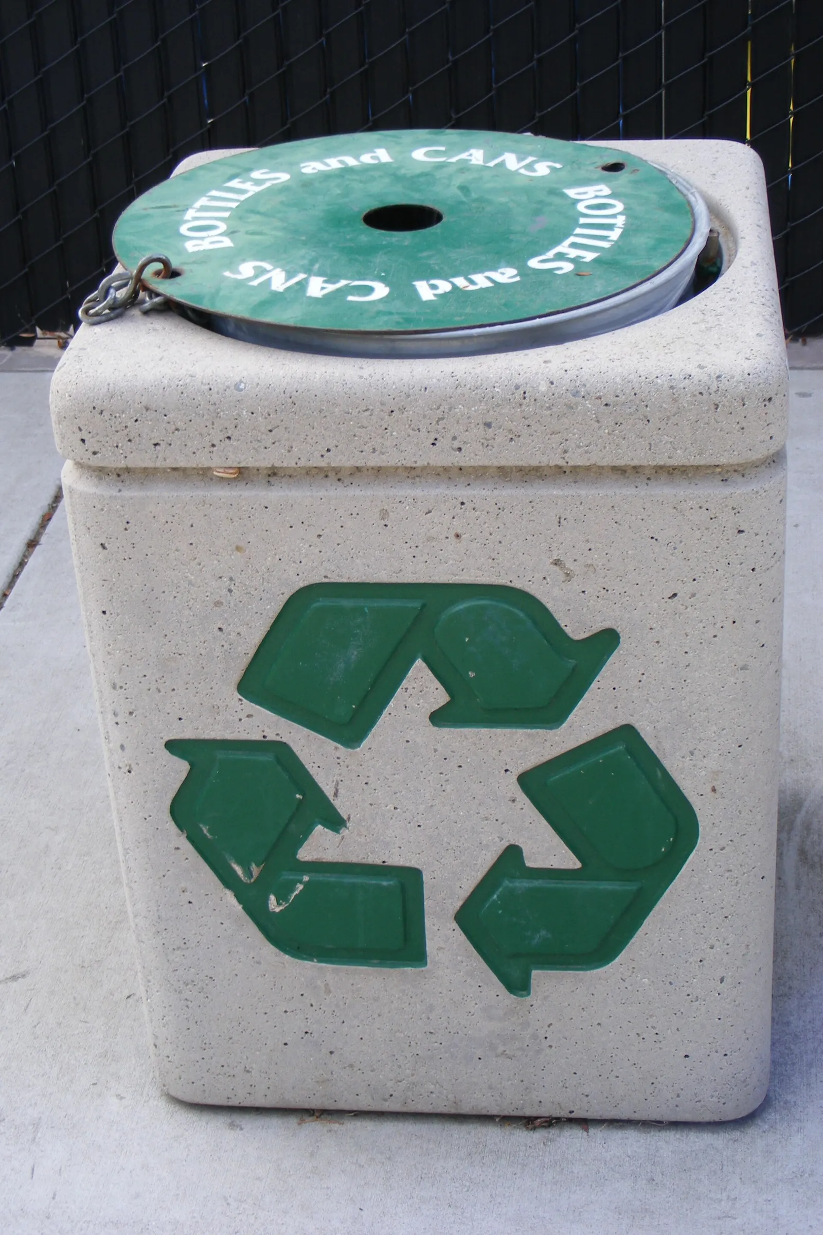 Ingezamelde flessen en blikjes voor recycling