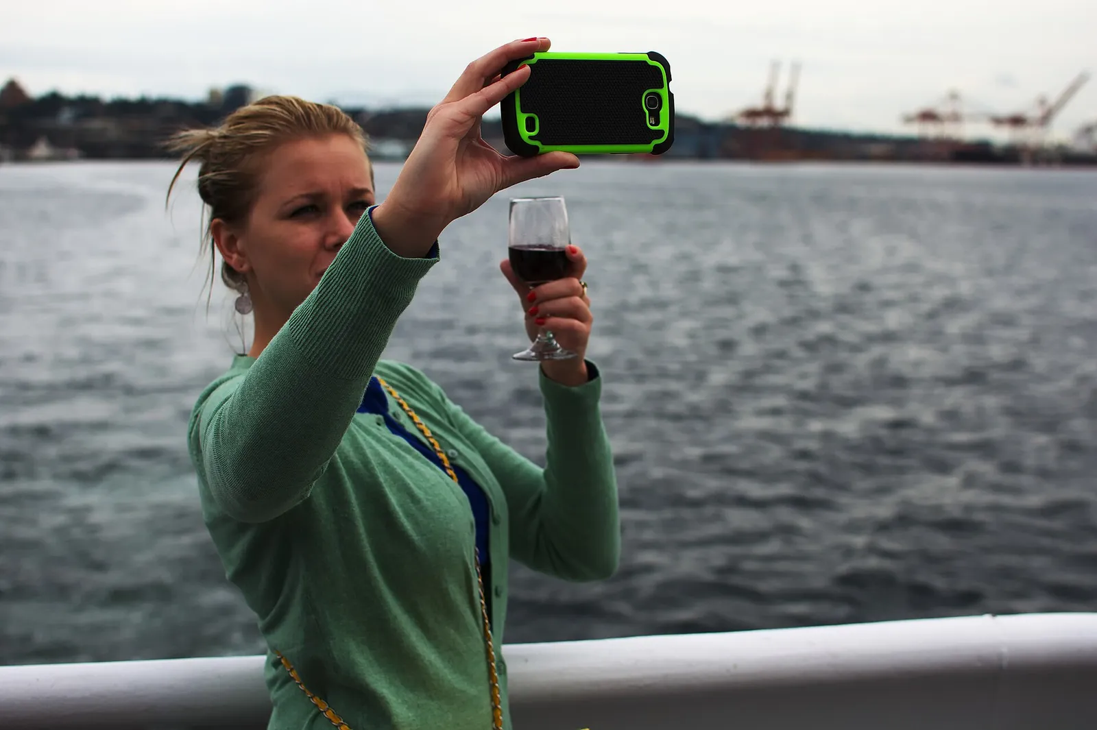Iemand maakt een selfie met de smartphone
