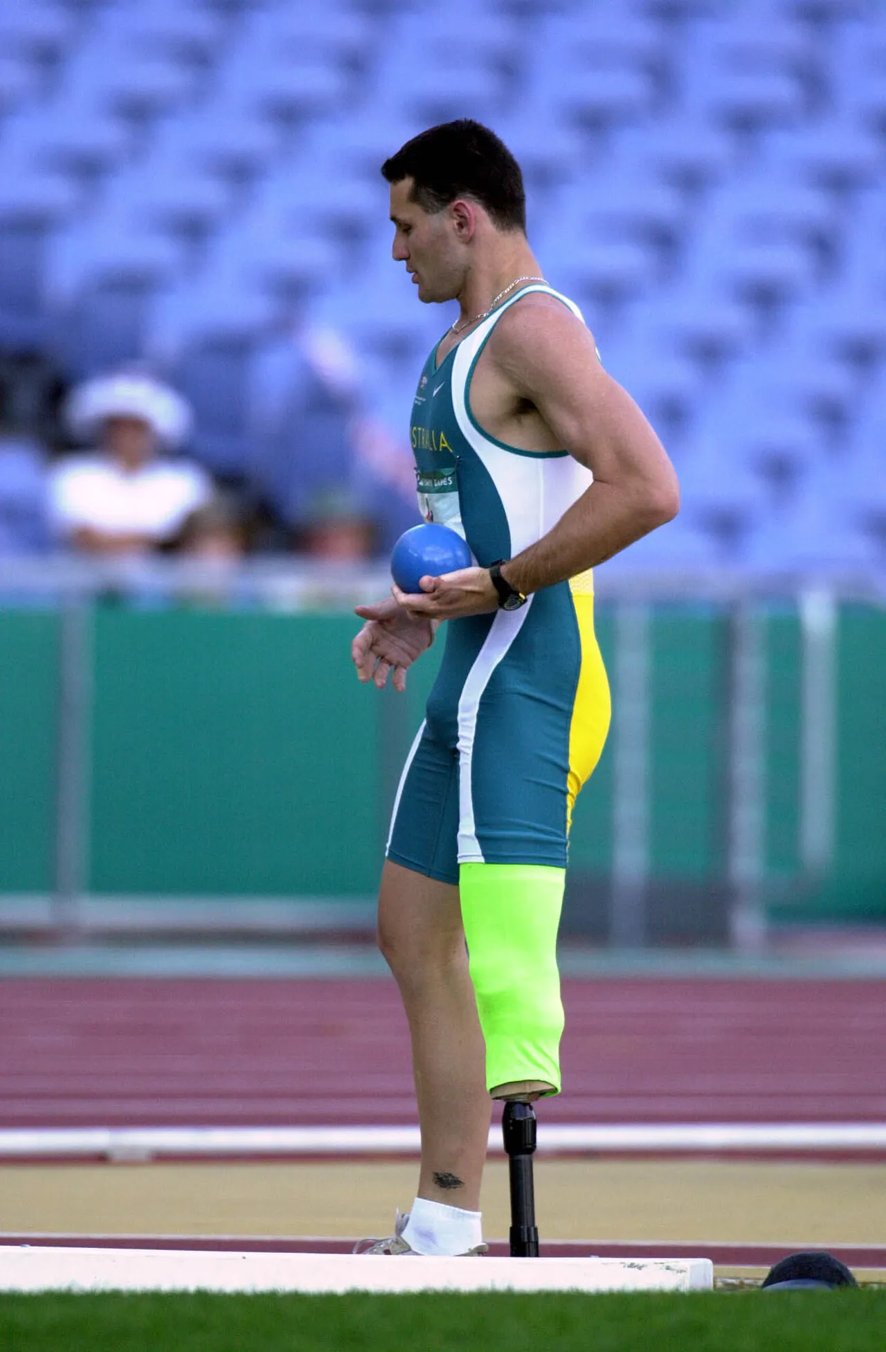 Een para-atleet in actie bij het kogelstoten