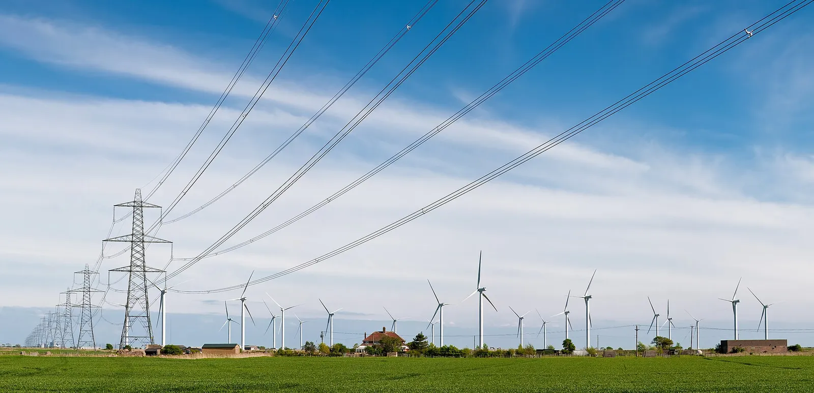 Windturbines en hoogspanningsleidingen (ter illustratie)