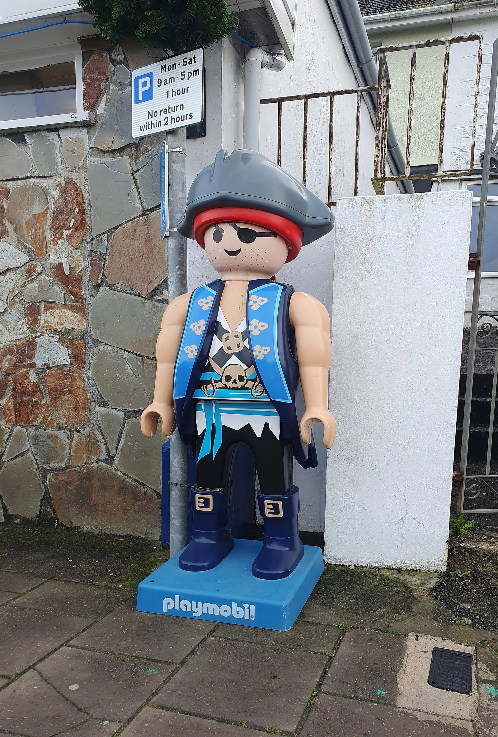 Een grote Playmobil-piraatfiguur bij een speelgoedwinkel (ter illustratie)