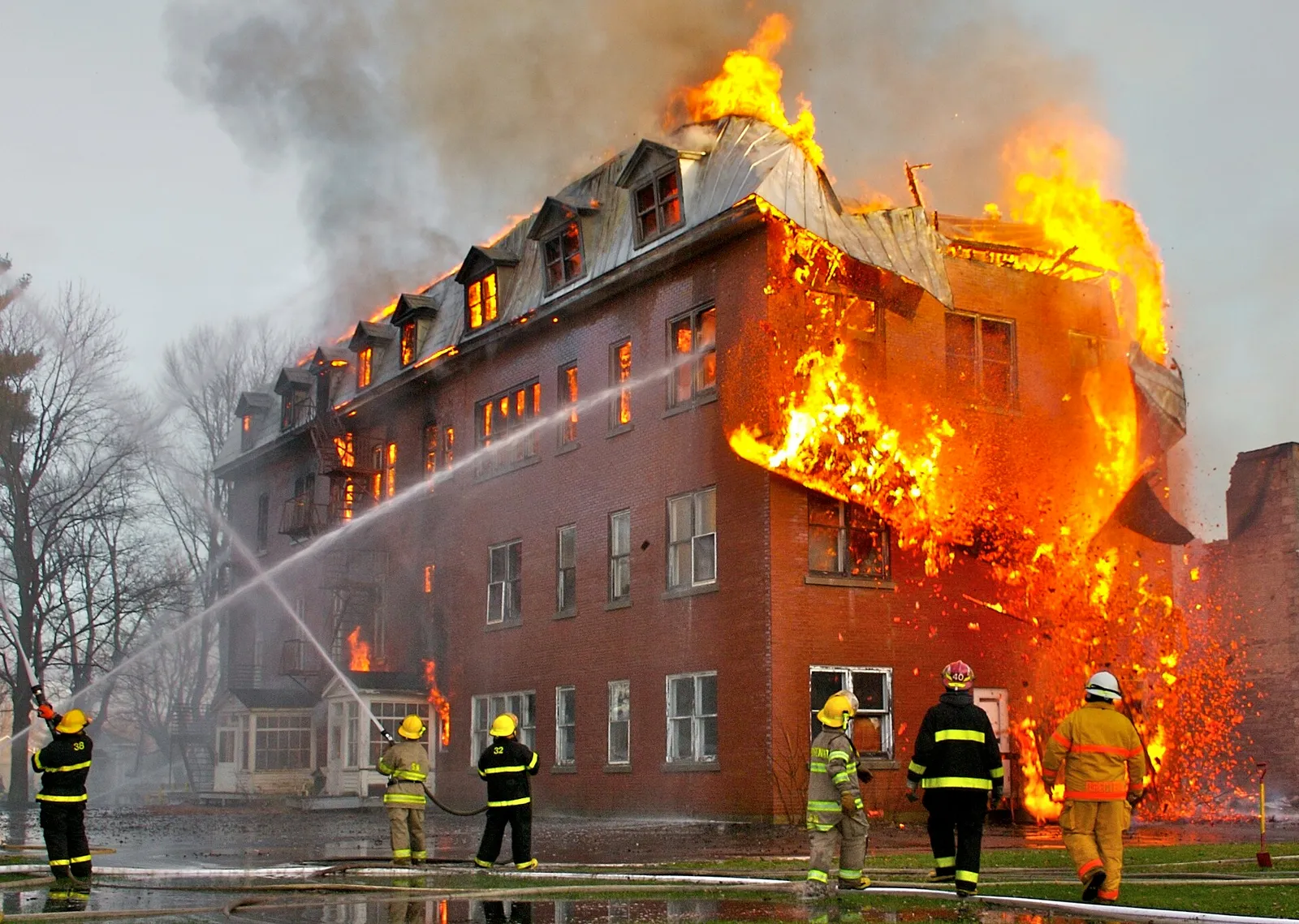 Vlammen bij een uitslaande brand (ter illustratie)