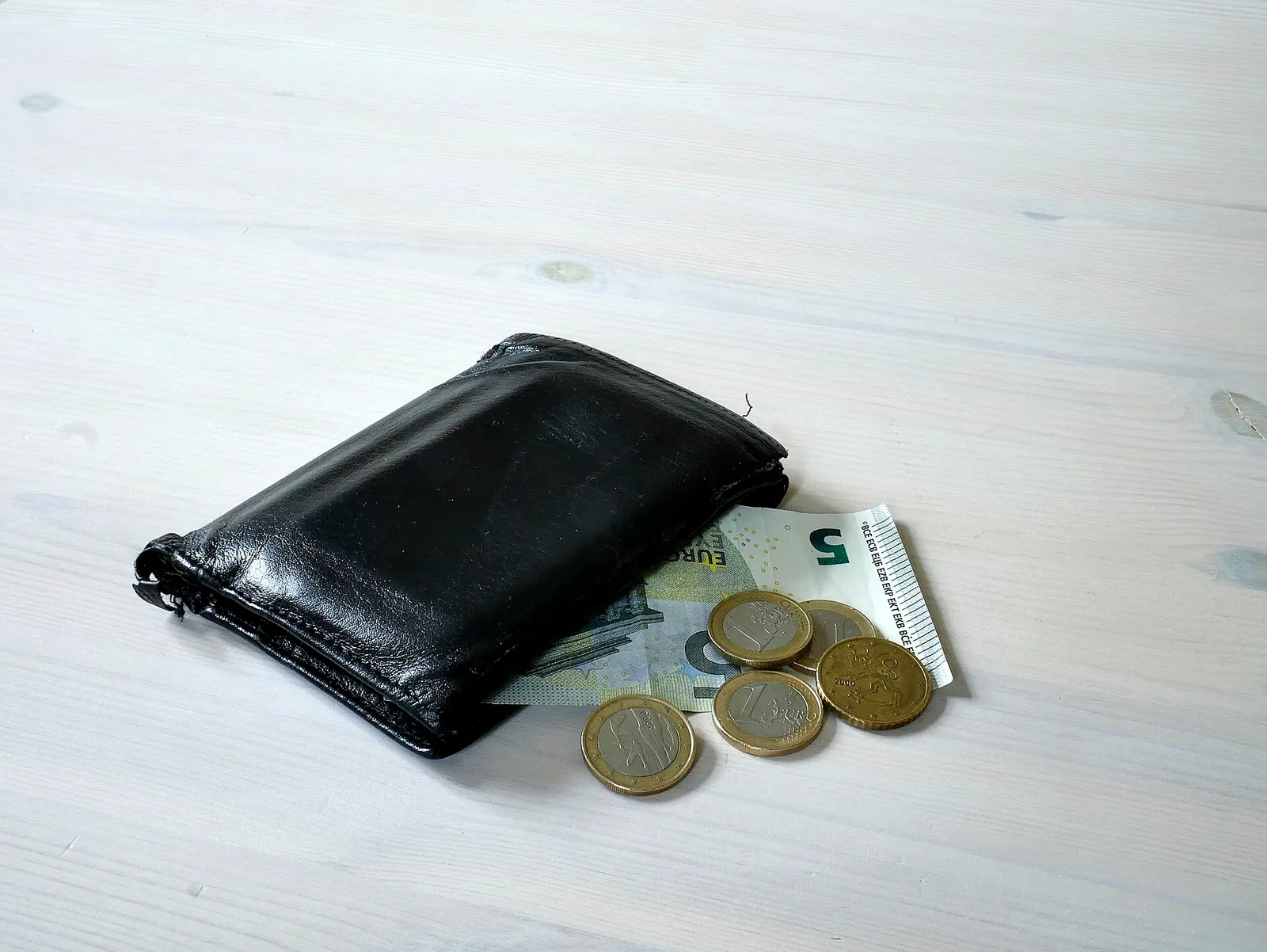 Een portemonnee met geld (ter illustratie)