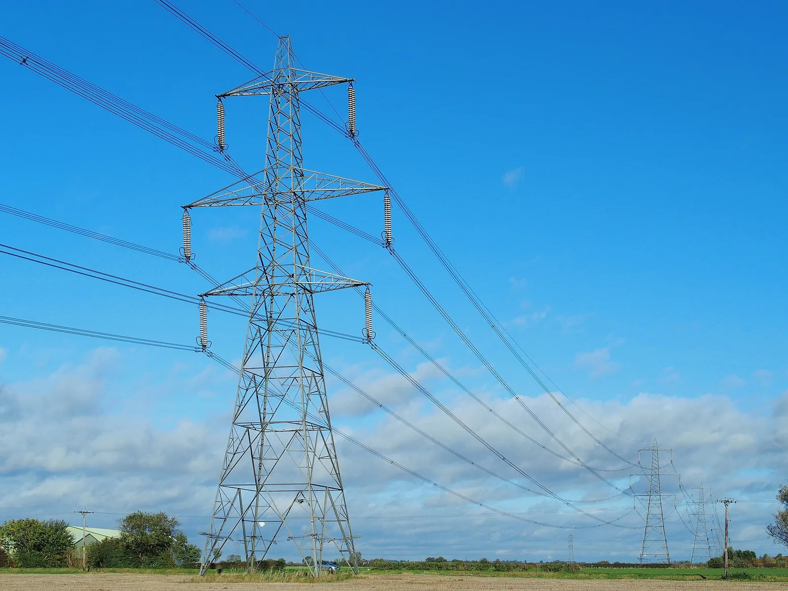 Een hoogspanningsmast in het elektriciteitsnet (archiefbeeld)