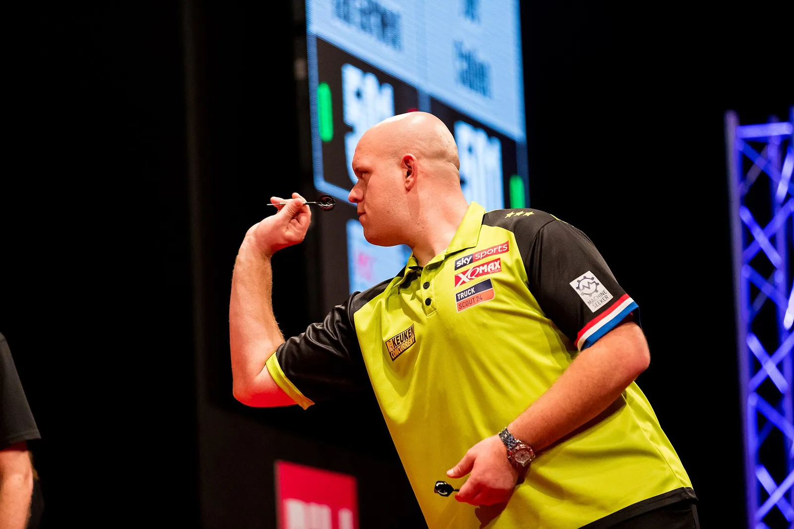 Michael van Gerwen aan de dartsboard (archiefbeeld)