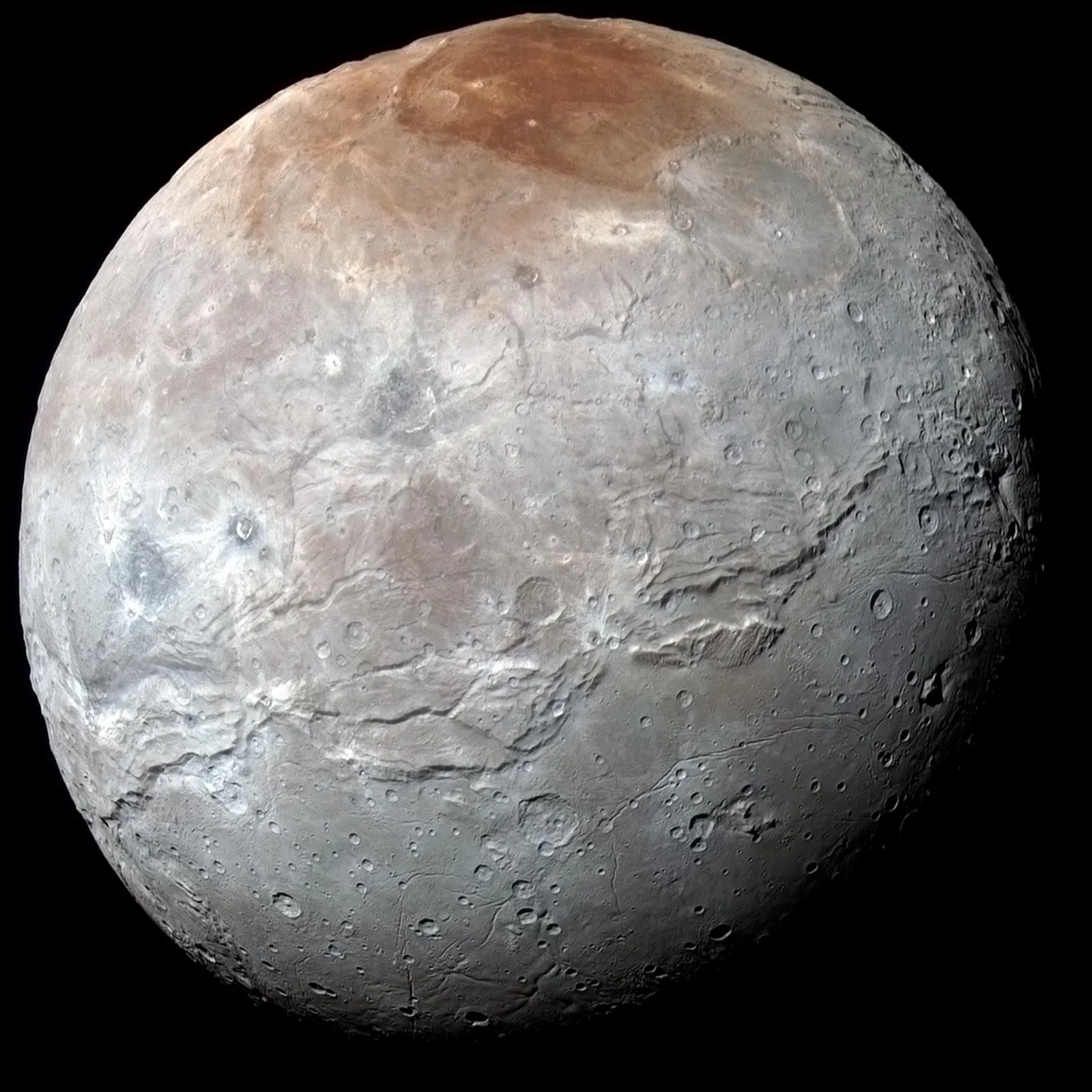 Charon, de grootste maan van Pluto, vastgelegd door de ruimtesonde New Horizons