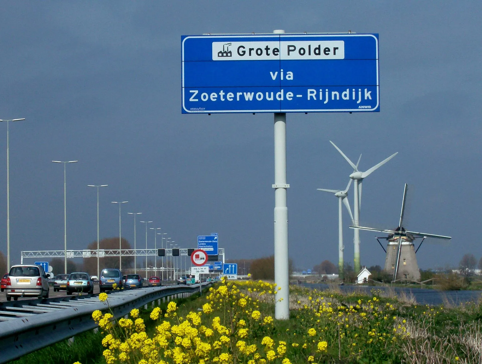 Windmolens in een Nederlands polderlandschap (ter illustratie)