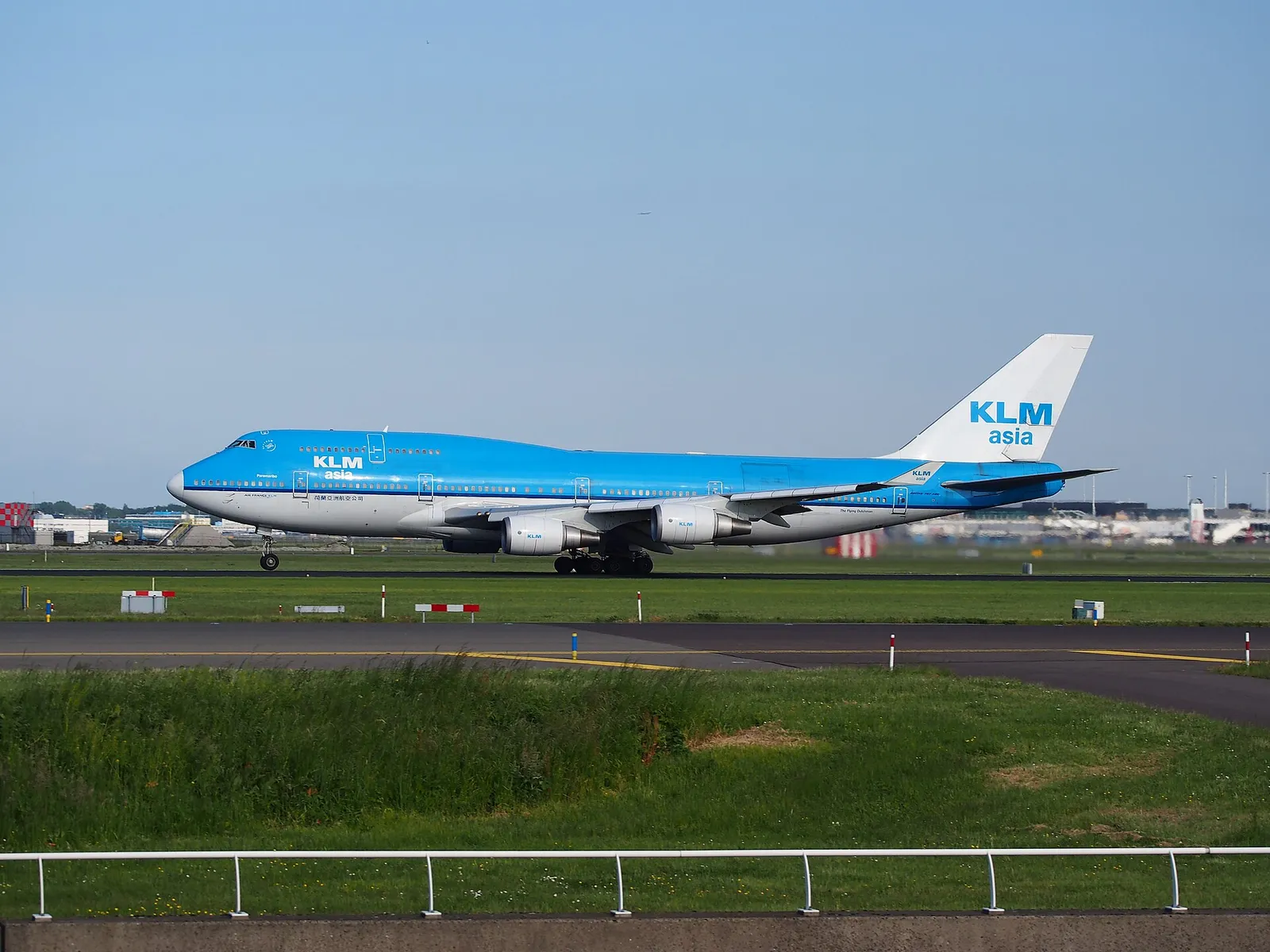 Een vliegtuig stijgt op van Schiphol