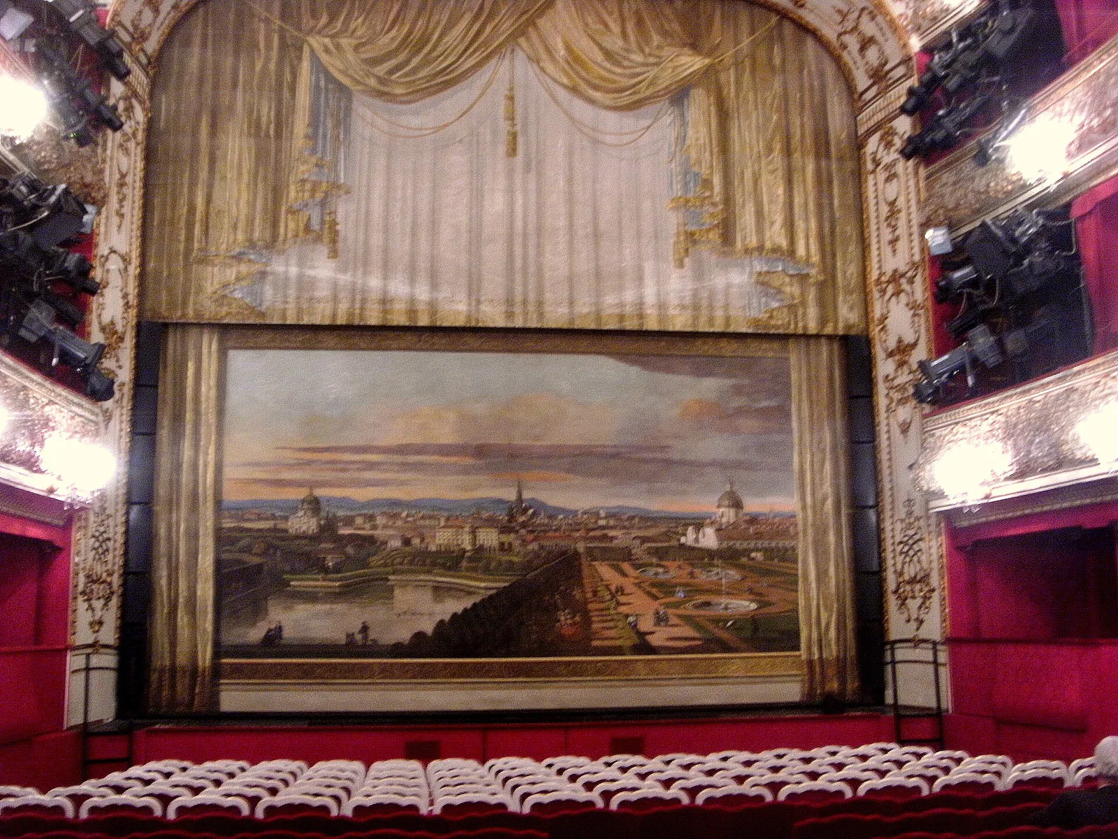 Een theaterpodium met gesloten brandscherm (illustratie)