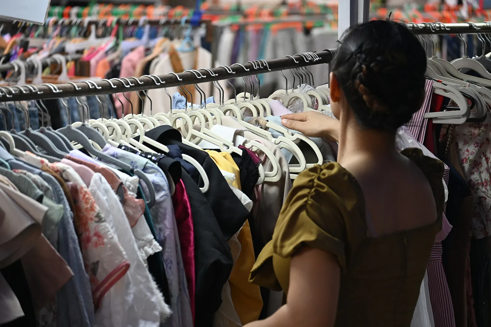 Tweedehands kleding aan een rek (ter illustratie)