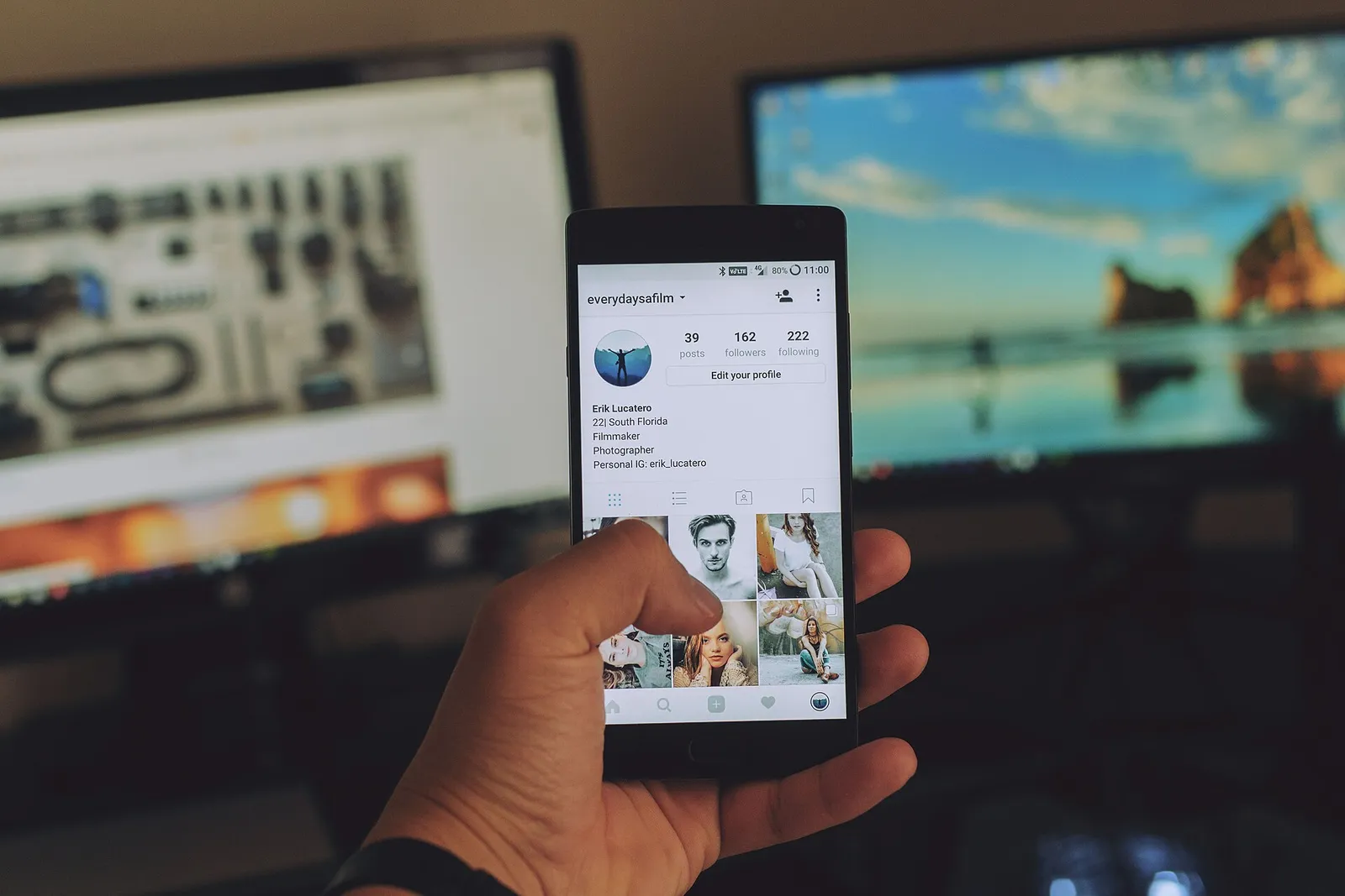 Iemand bekijkt een video op een smartphone (archiefbeeld, ter illustratie)