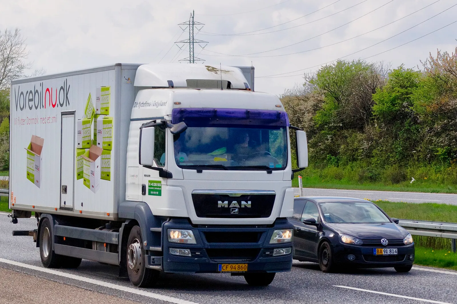 Een vrachtwagen op de snelweg (ter illustratie)