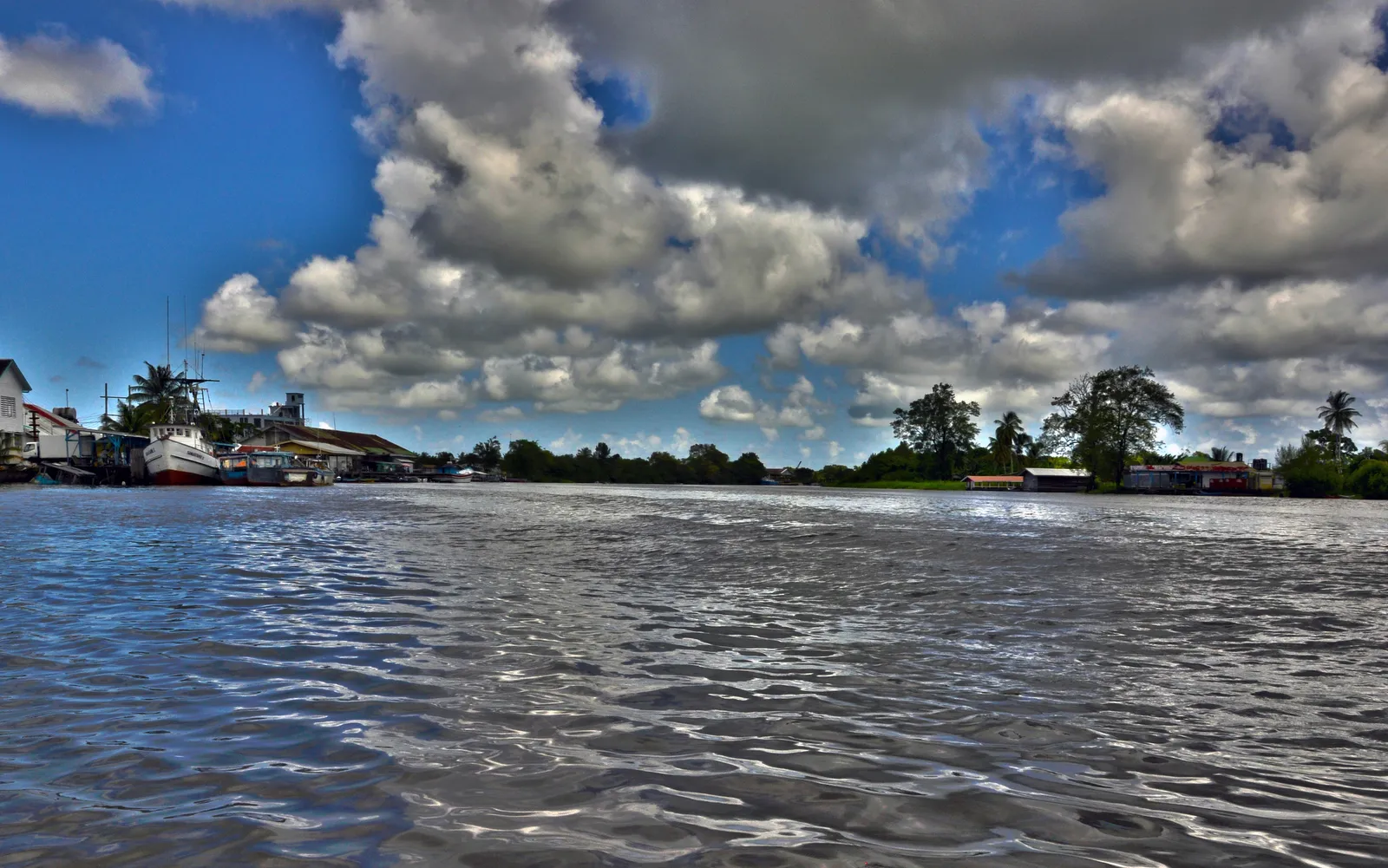 De Pomeroon-rivier in het noordwesten van Guyana, in de regio waar de veerboot verongelukte (archiefbeeld)