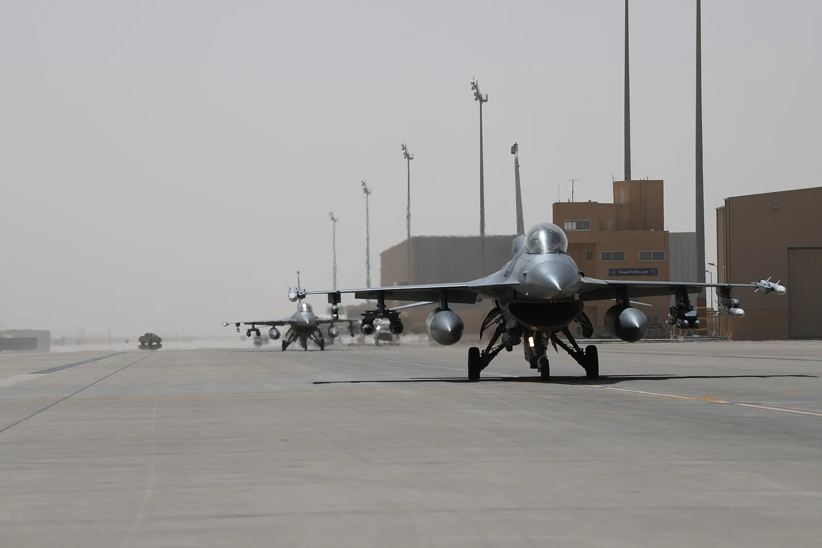 Amerikaanse F-16-gevechtsvliegtuigen op een luchtmachtbasis (archiefbeeld)