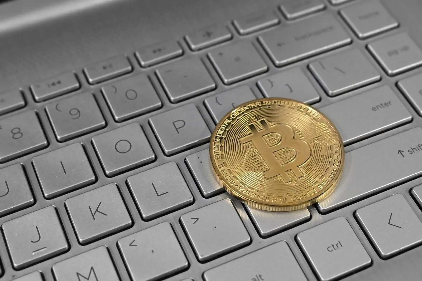 Een fysieke munt met bitcoin-logo (archiefbeeld, ter illustratie)
