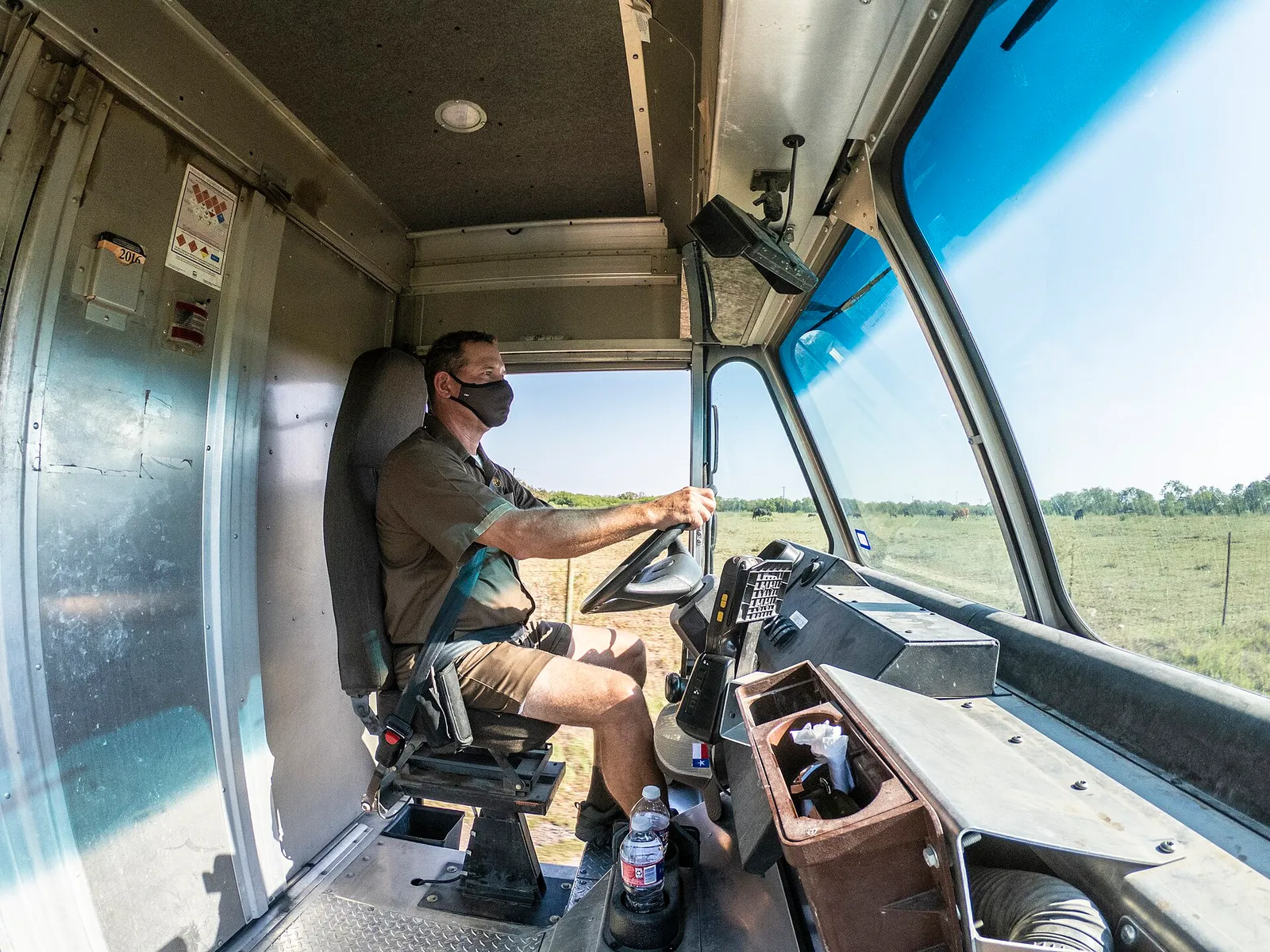 Een pakketbezorger in een bestelbus (archiefbeeld)